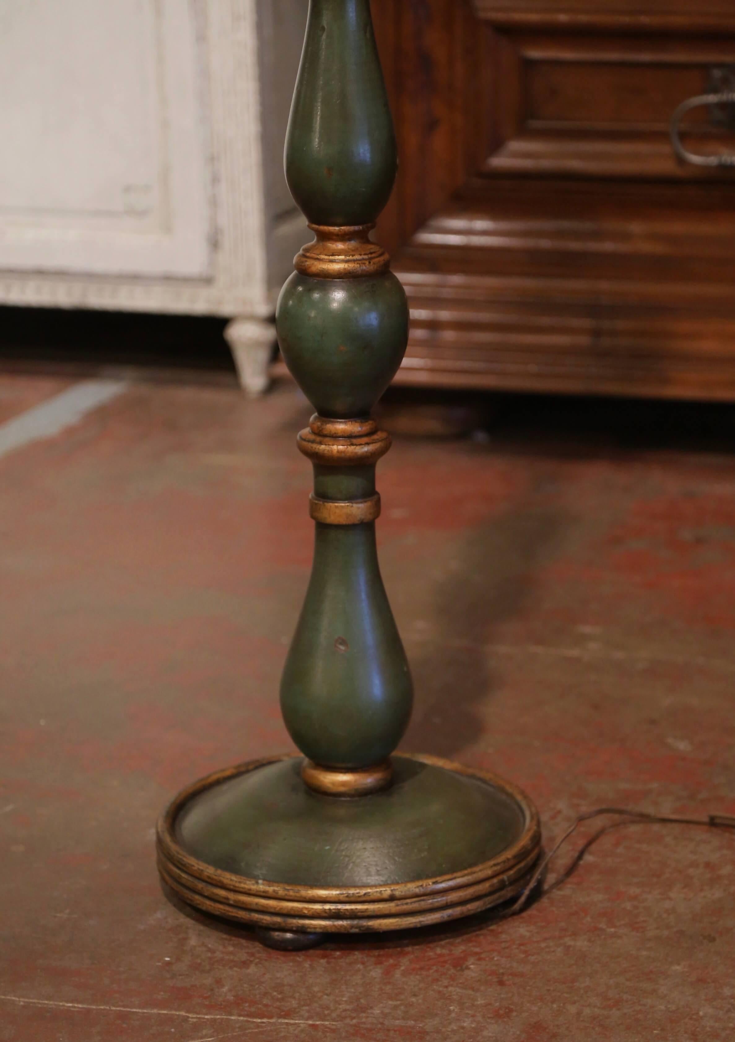 Französische Stehlampe des frühen 20. Jahrhunderts, geschnitzt, bemalt und vergoldet (Eichenholz) im Angebot