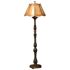 Französische geschnitzte, bemalte und vergoldete Stehlampe des frühen 20. Jahrhunderts mit maßgefertigtem Schirm