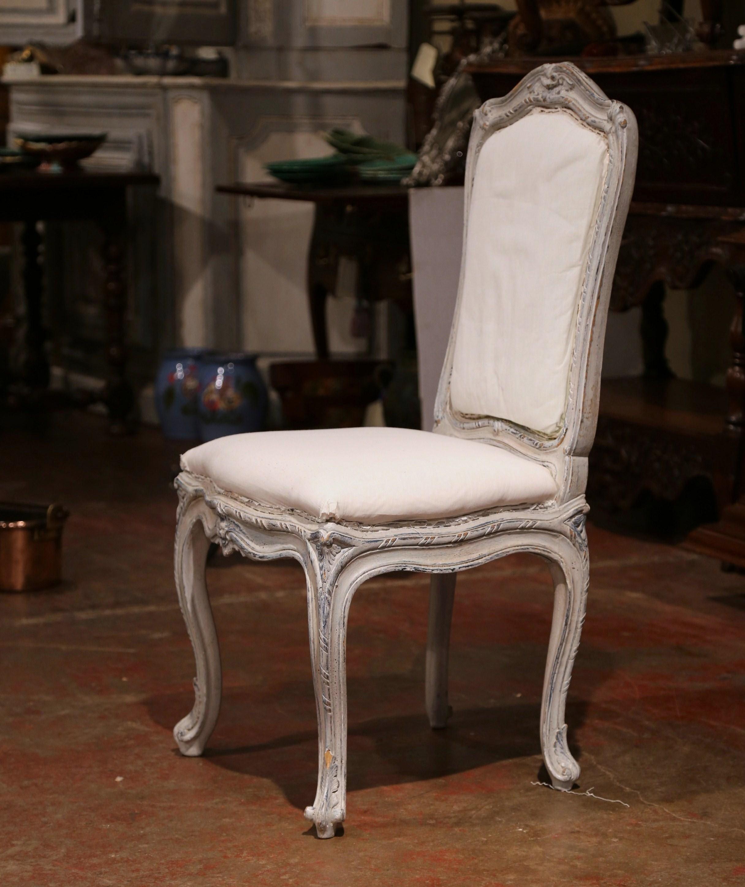 Early 20th Century French Carved Painted Set of Eight Louis XV Dining Chairs (Handgeschnitzt)