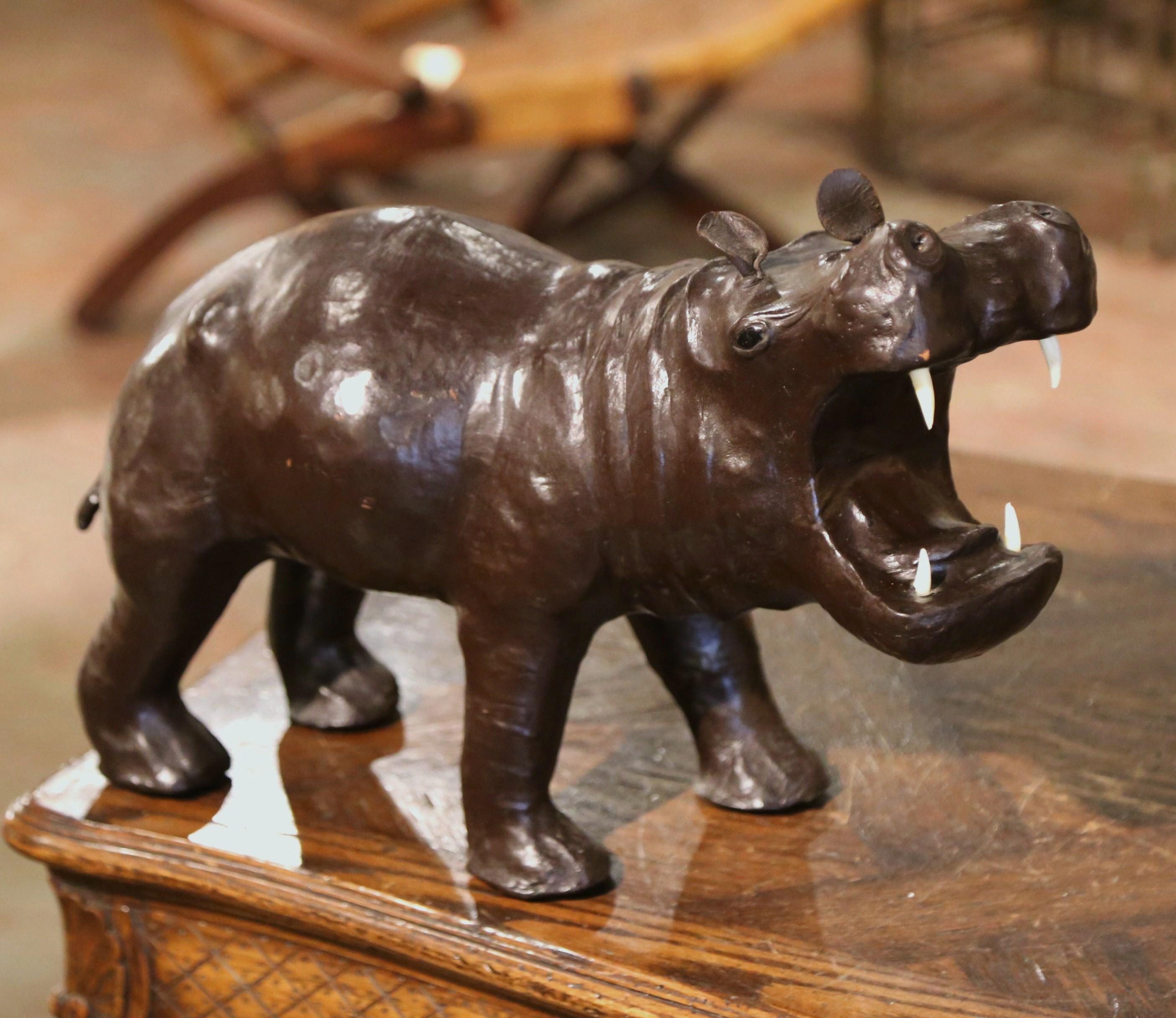 Sculpture Hippopotame en cuir patiné sculpté du début du 20ème siècle Excellent état - En vente à Dallas, TX
