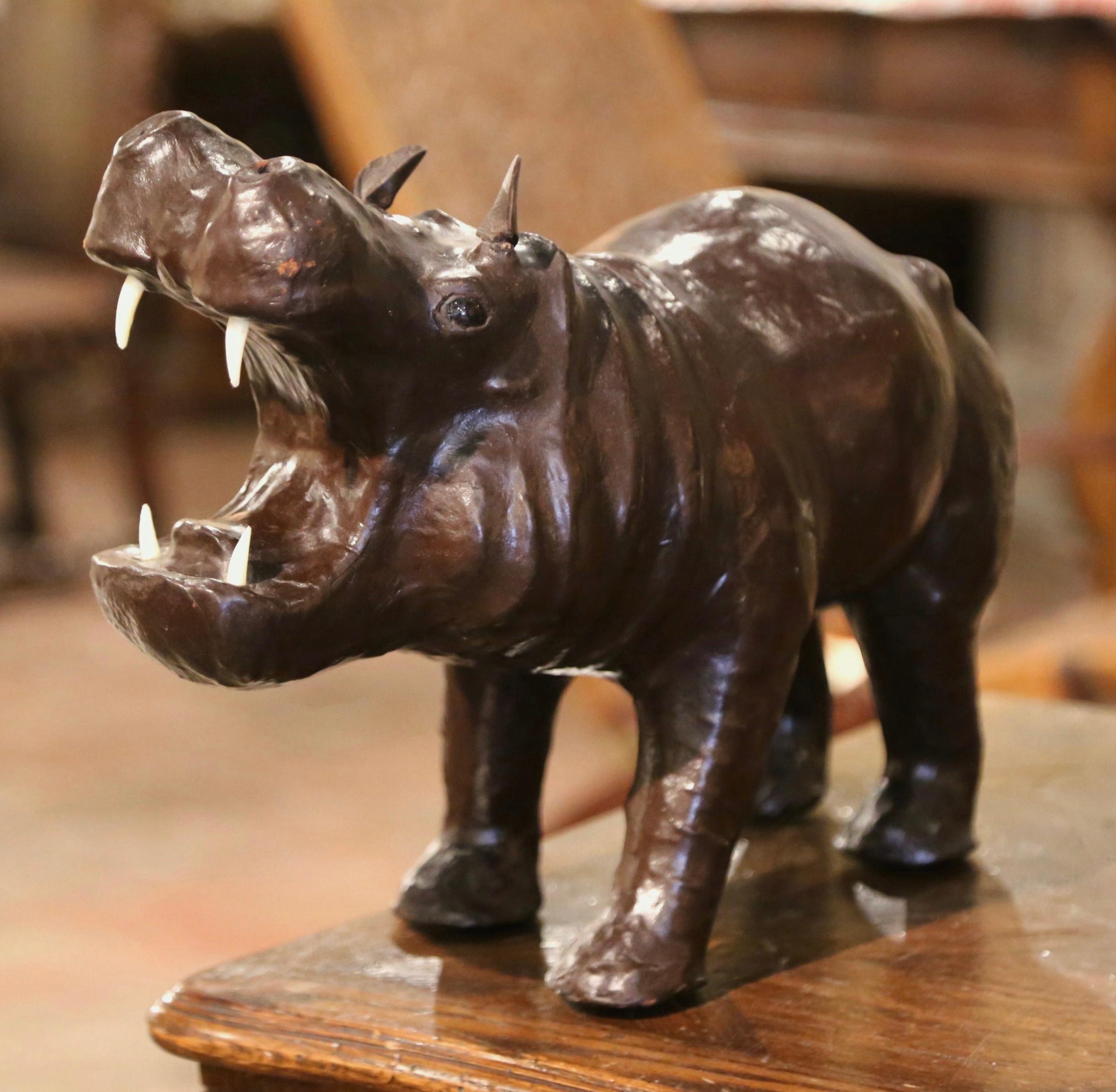 20ième siècle Sculpture Hippopotame en cuir patiné sculpté du début du 20ème siècle en vente