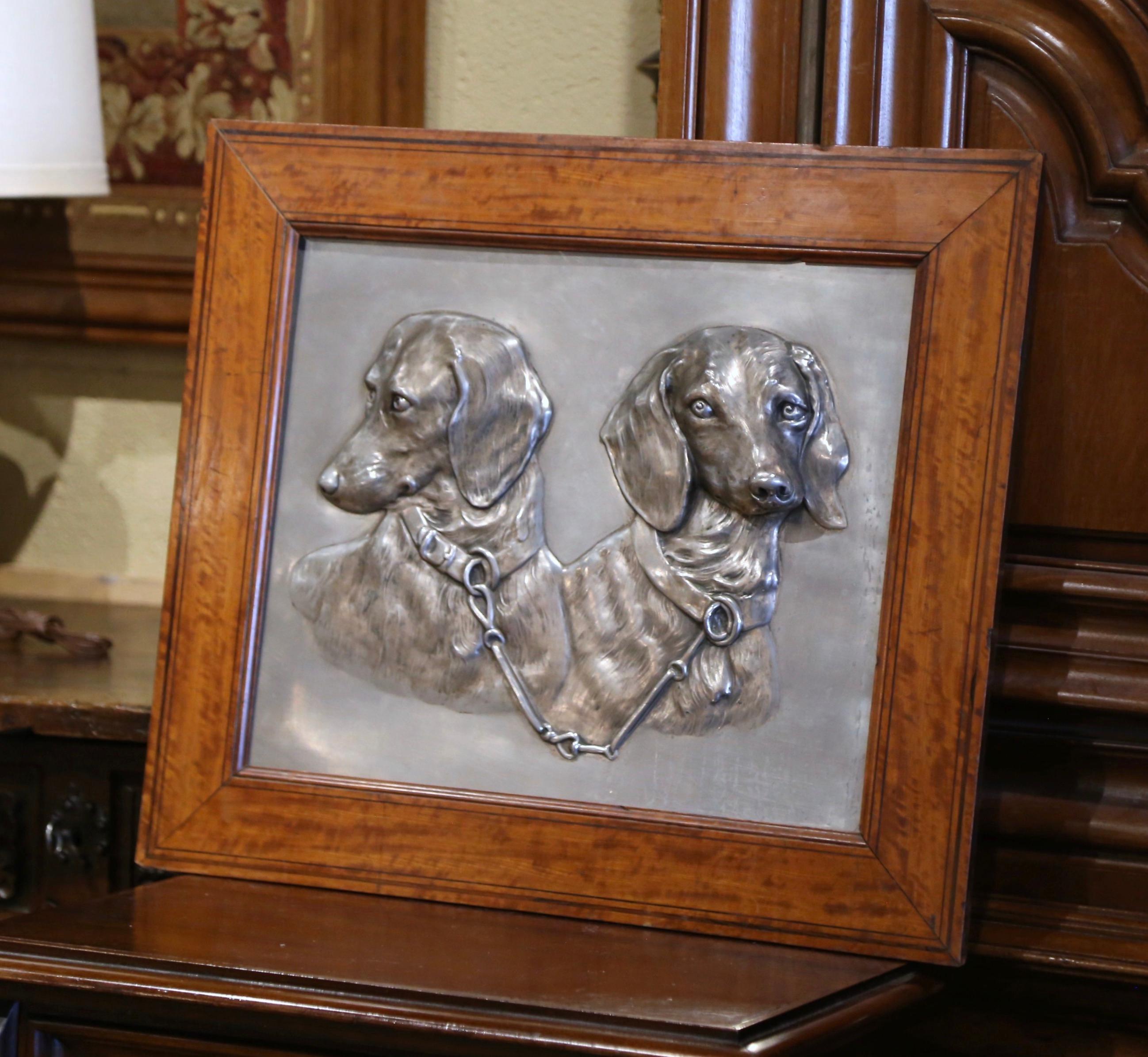 Decora un despacho o un estudio con esta exquisita obra de arte canina de peltre para la pared. Fabricado en Francia hacia 1900, y colocado dentro del precioso marco de madera original, la obra de arte del perro salchicha está repujada en una pesada