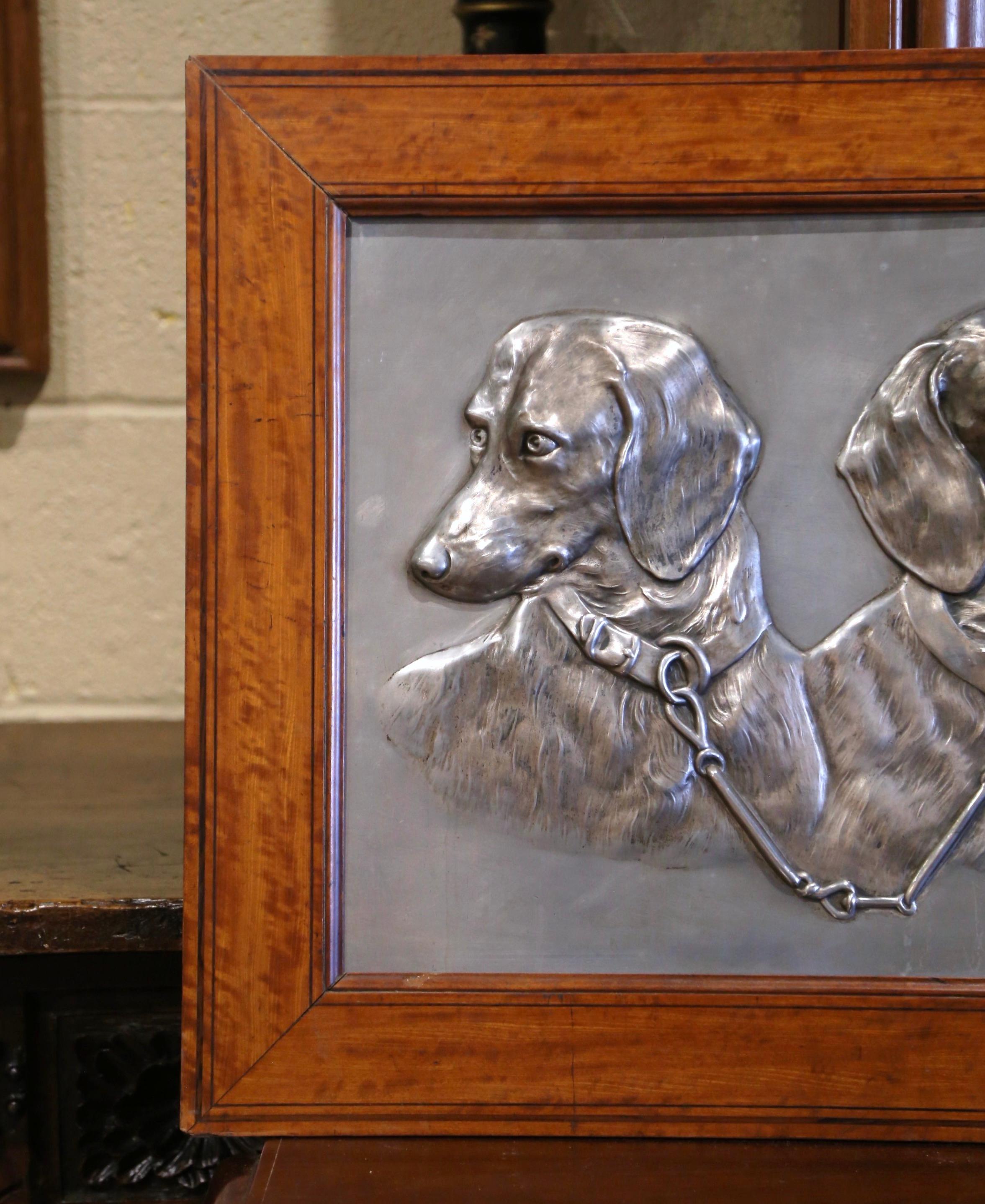 Perros salchicha de caza franceses de estaño tallados de principios del siglo XX en marco de madera Francés en venta