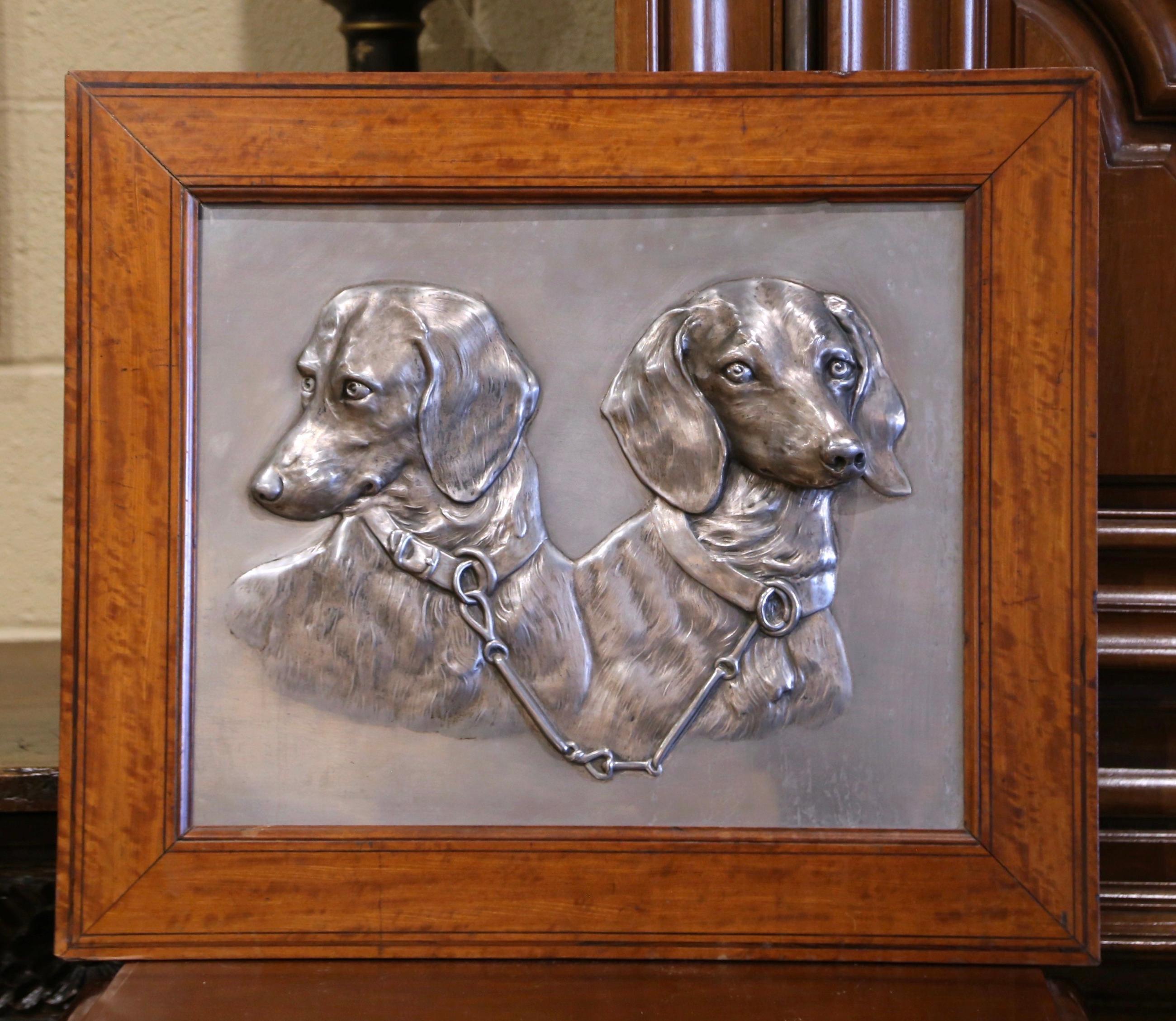 Perros salchicha de caza franceses de estaño tallados de principios del siglo XX en marco de madera Hecho a mano en venta