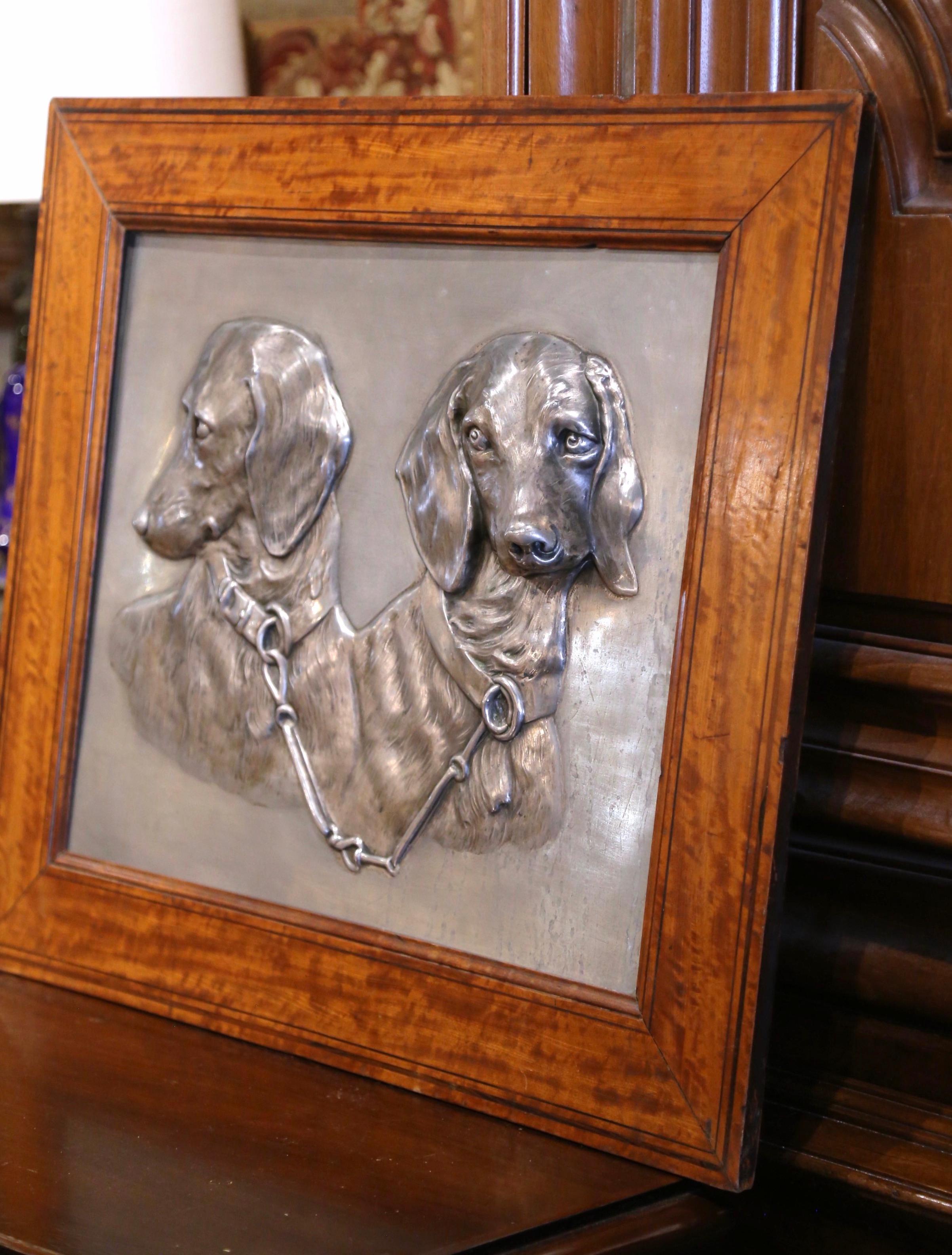 Perros salchicha de caza franceses de estaño tallados de principios del siglo XX en marco de madera en Excelente estado para la venta en Dallas, TX