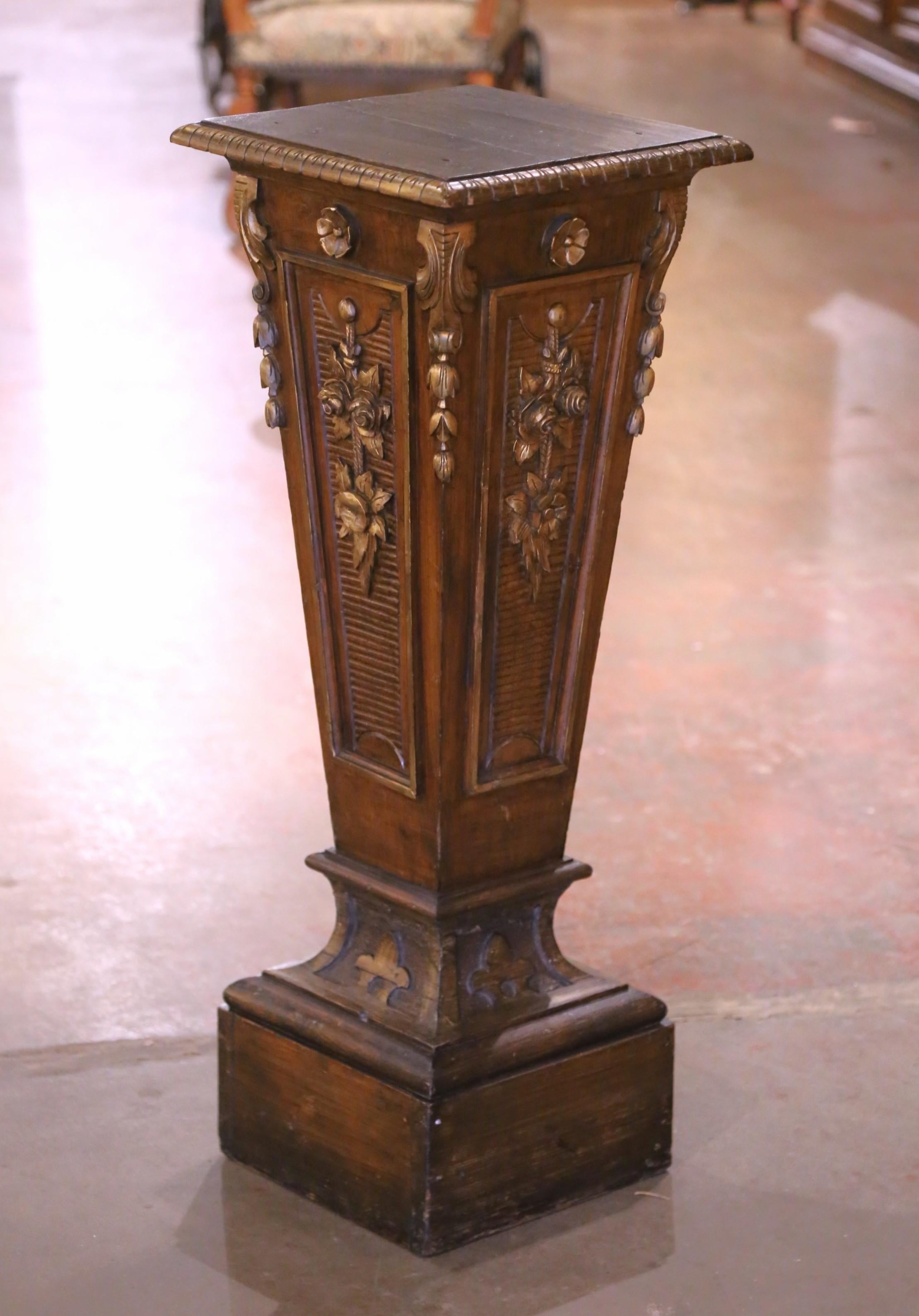 Mettez en valeur un buste, une sculpture ou un arrangement floral sur ce piédestal antique raffiné. Fabriquée dans le nord de la France vers 1920, et construite en bois de pin, l'élégante colonne repose sur un épais socle. La tige carrée effilée est