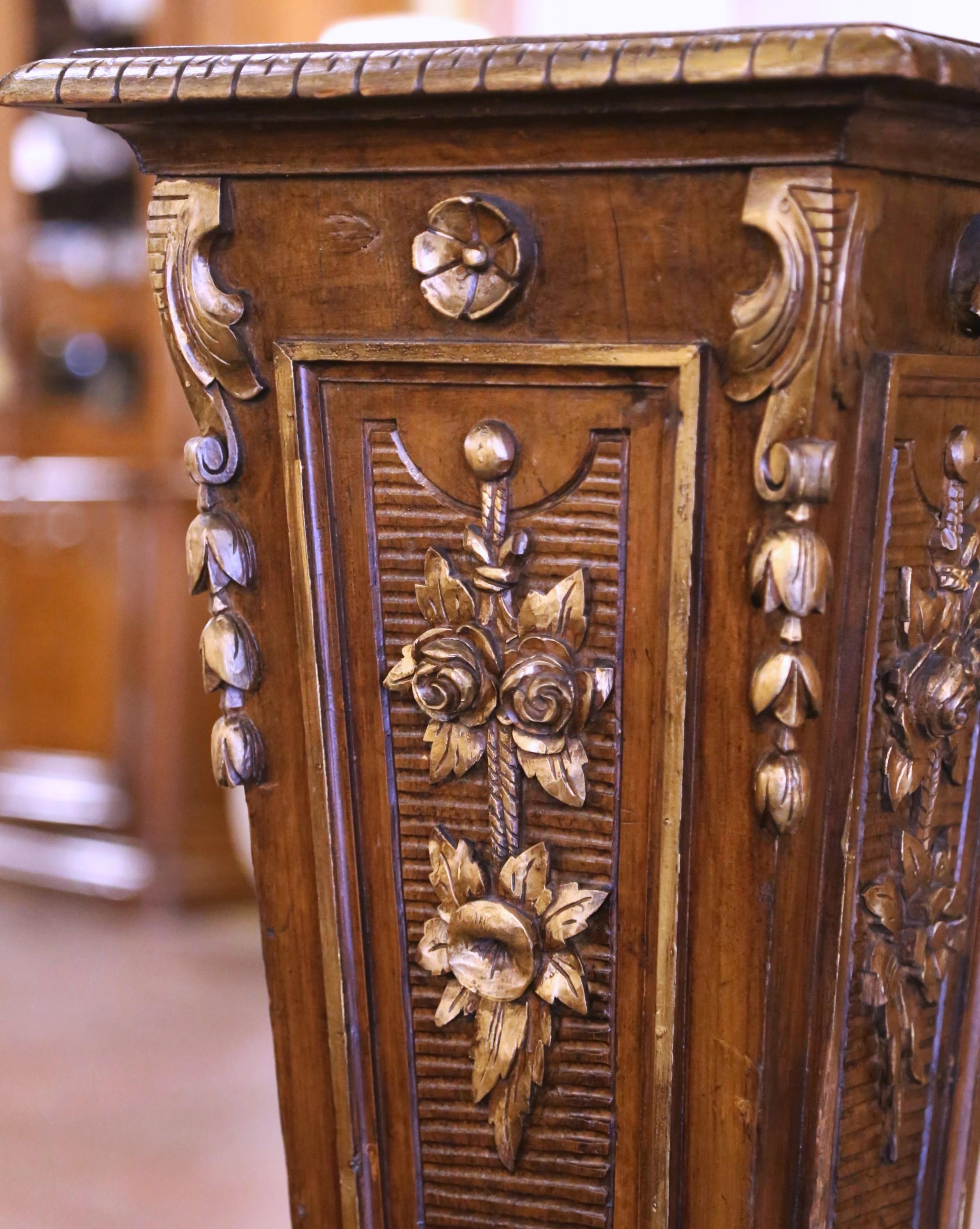 Sculpté à la main Début du 20e siècle, guéridon français en pin sculpté et partiellement doré en vente