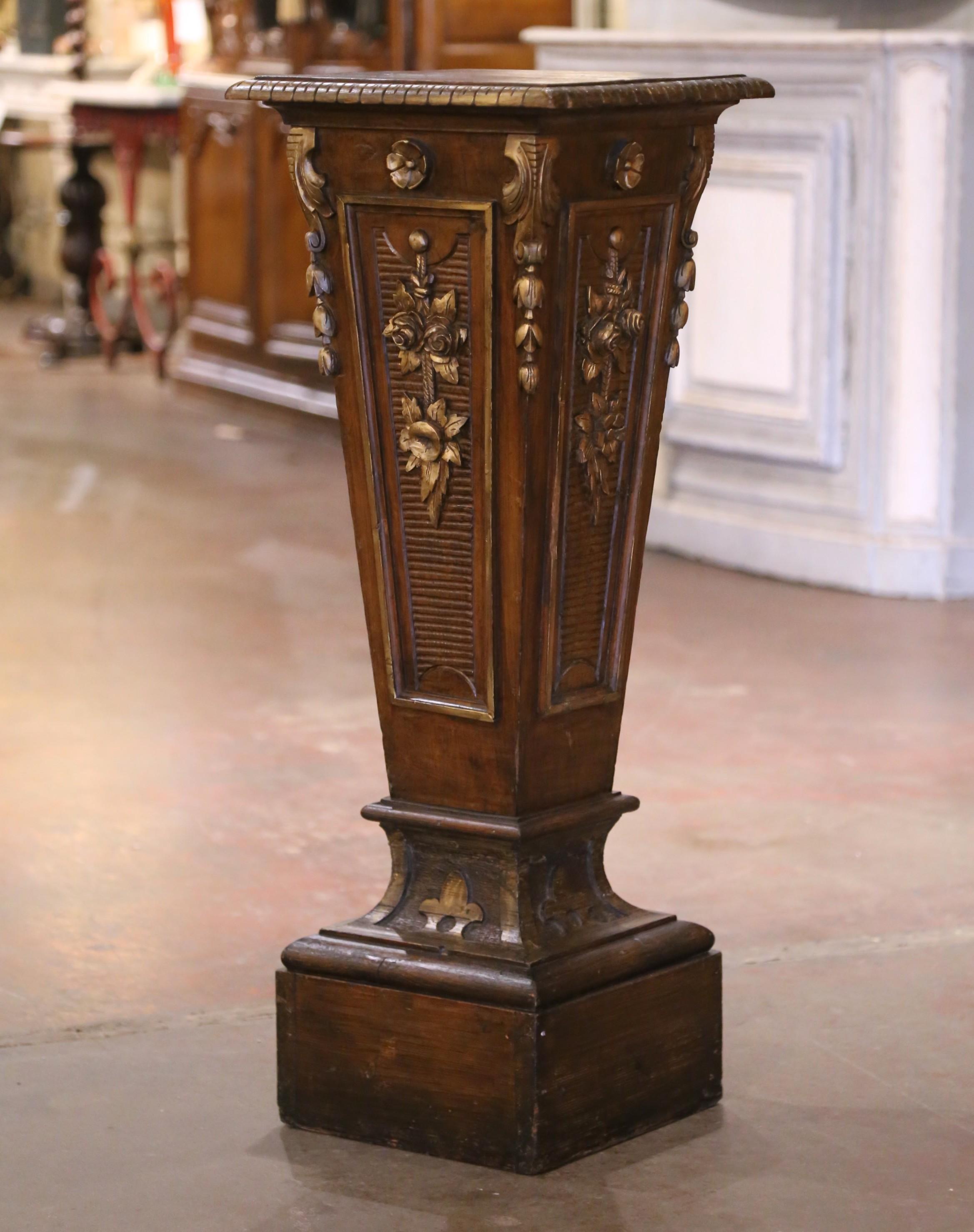 Début du 20e siècle, guéridon français en pin sculpté et partiellement doré Excellent état - En vente à Dallas, TX