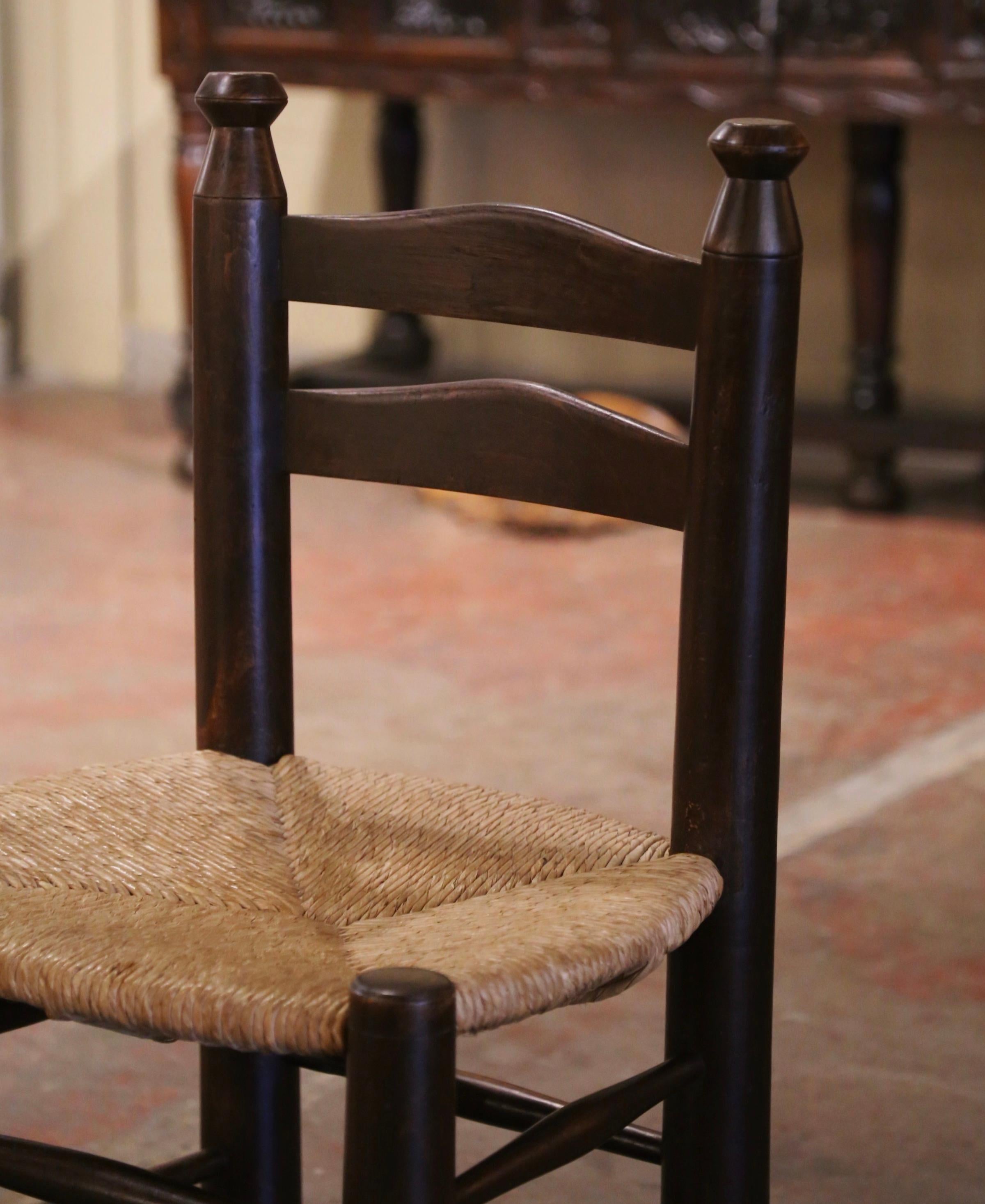 Country Chaise Child Child du début du 20e siècle en noyer sculpté avec assise en jonc en vente