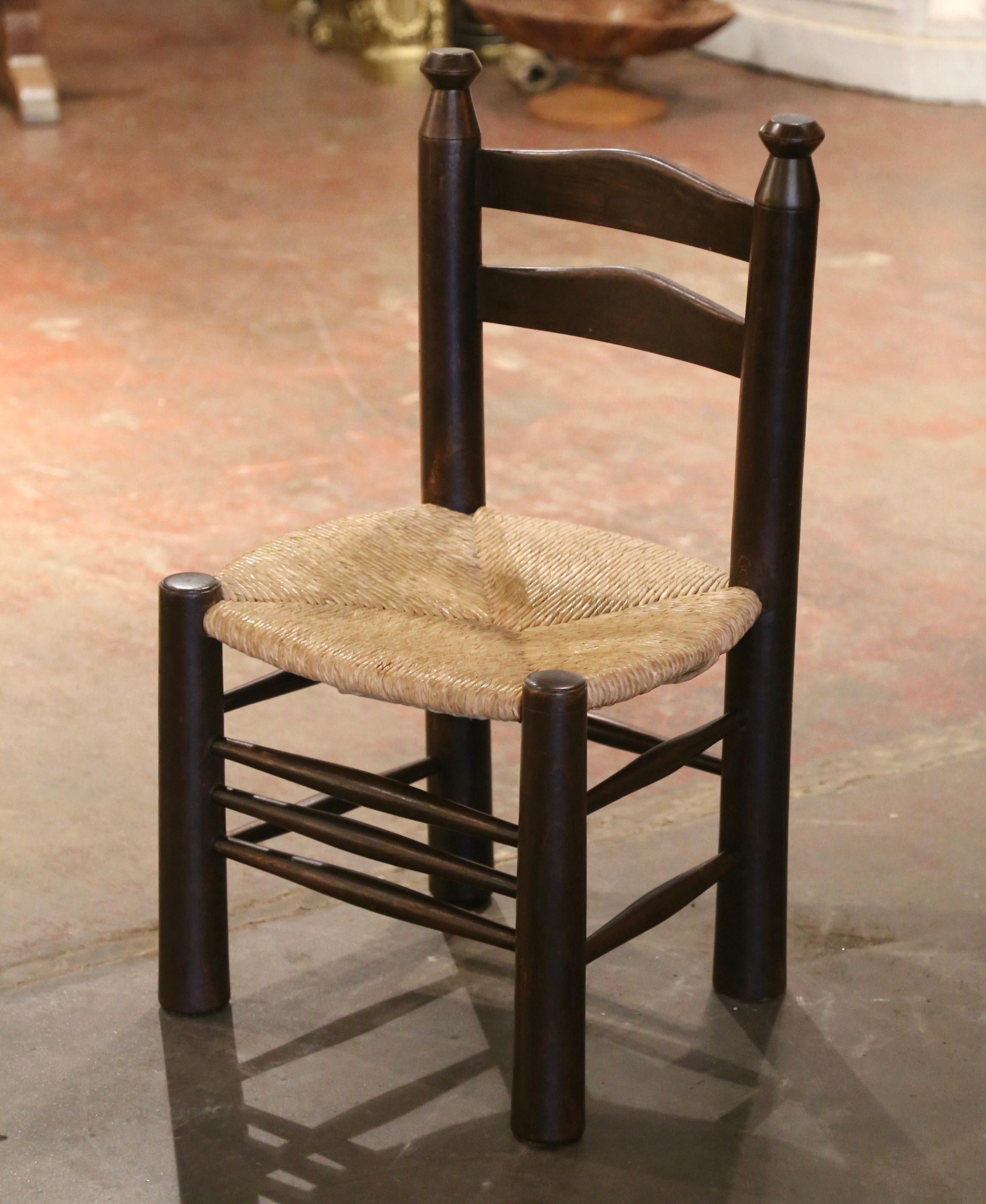 Français Chaise Child Child du début du 20e siècle en noyer sculpté avec assise en jonc en vente