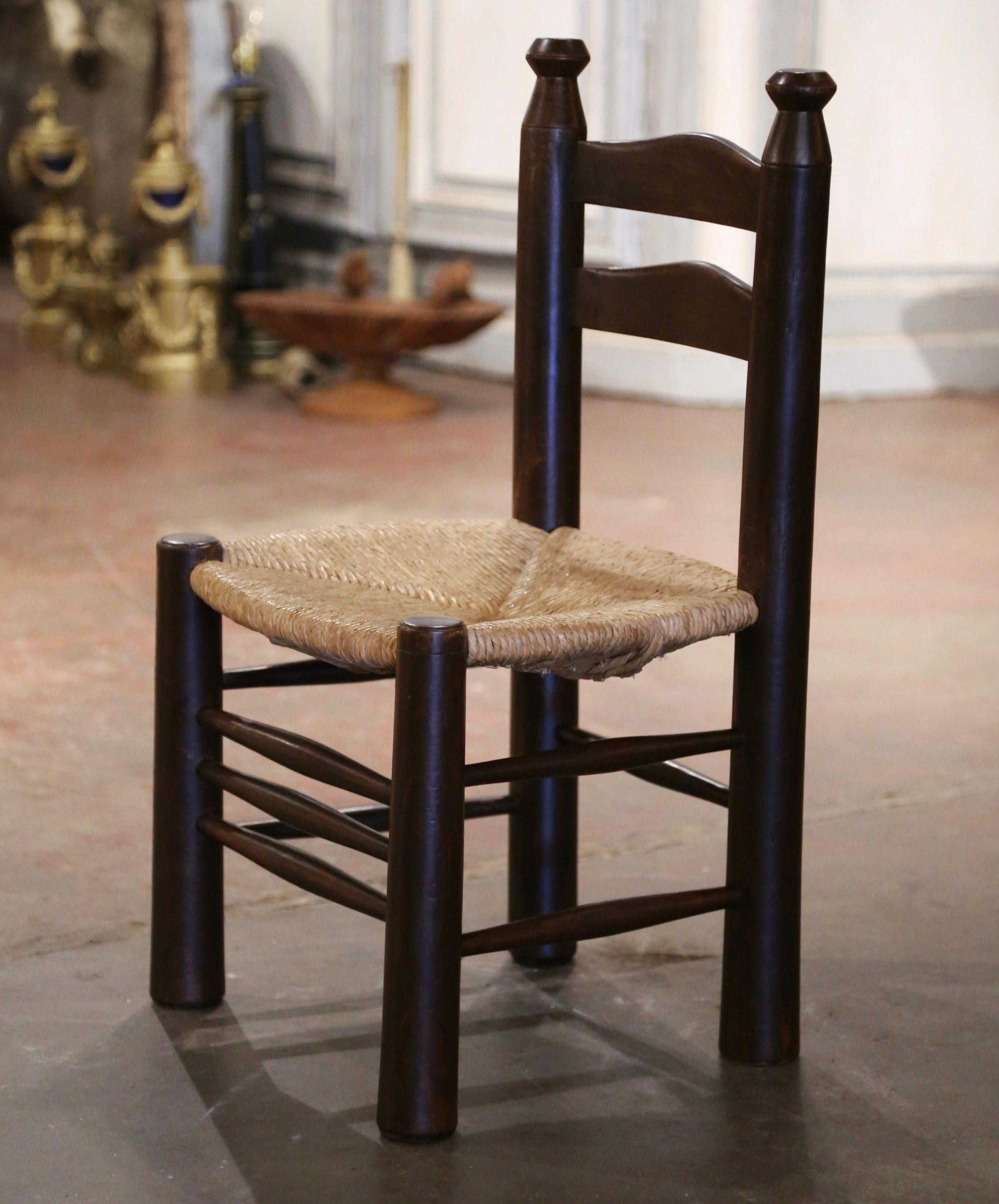 20ième siècle Chaise Child Child du début du 20e siècle en noyer sculpté avec assise en jonc en vente