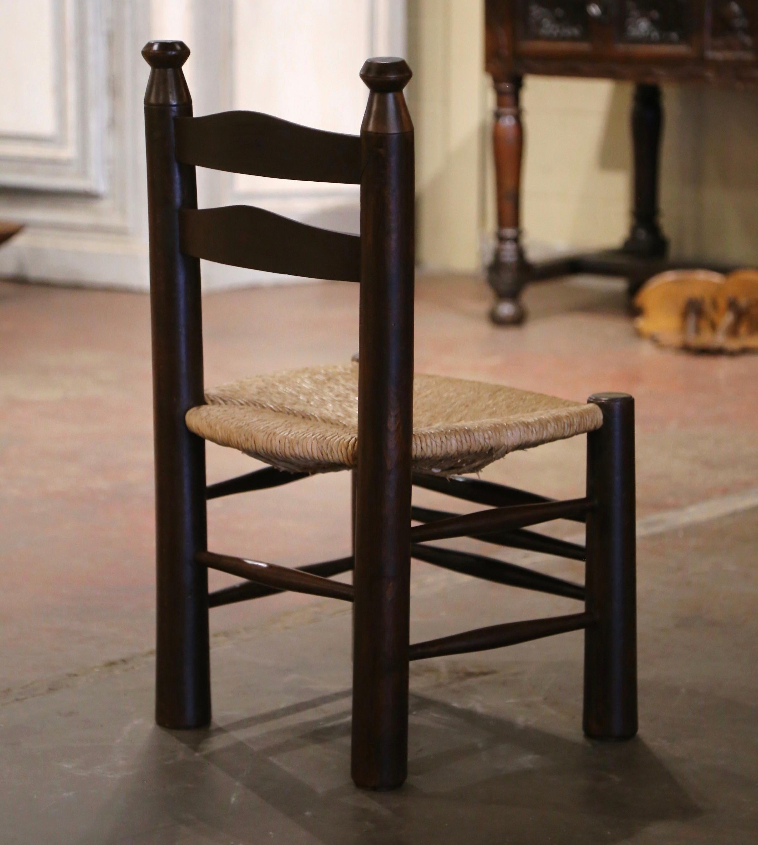 Jonc Chaise Child Child du début du 20e siècle en noyer sculpté avec assise en jonc en vente