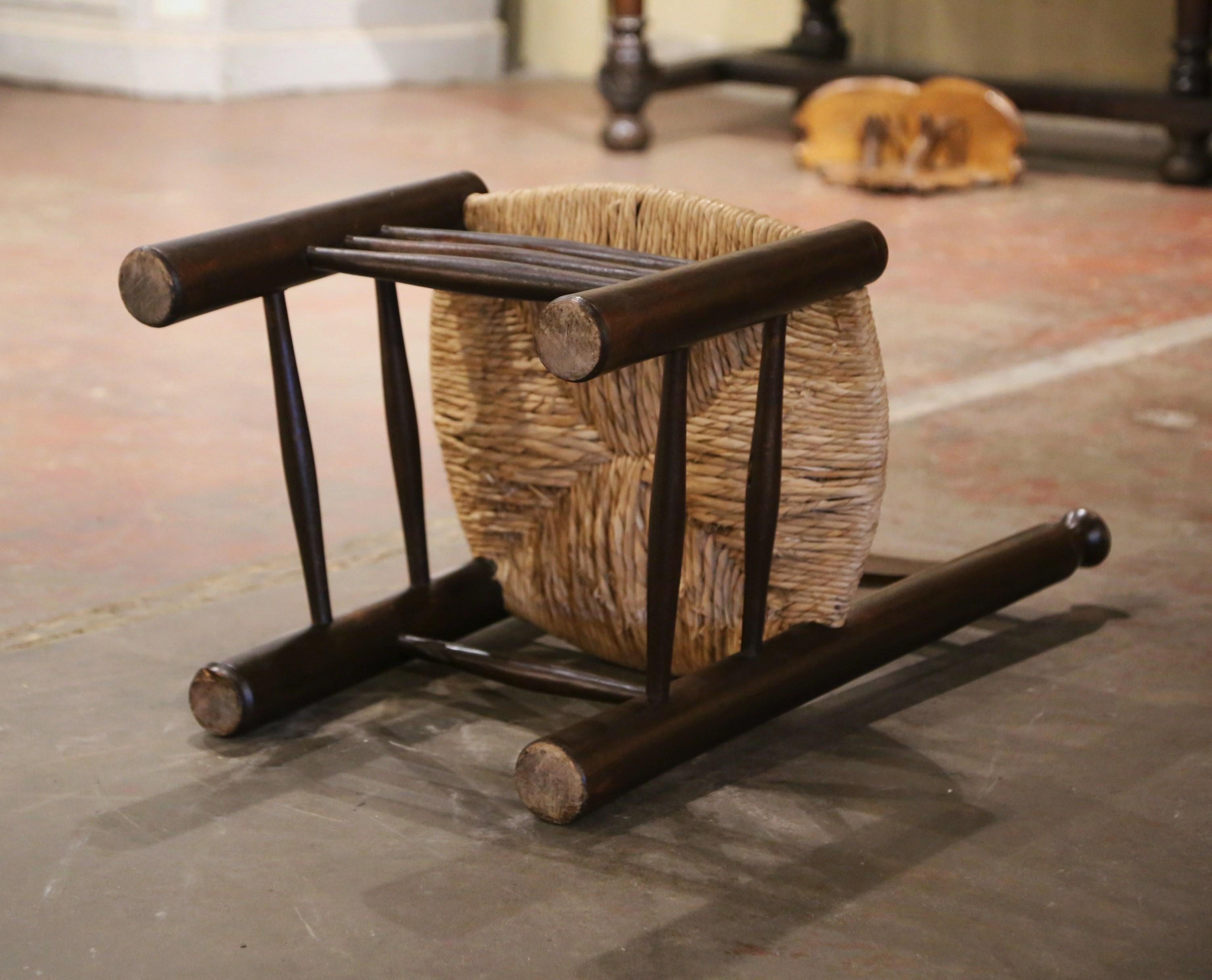 Chaise Child Child du début du 20e siècle en noyer sculpté avec assise en jonc en vente 1