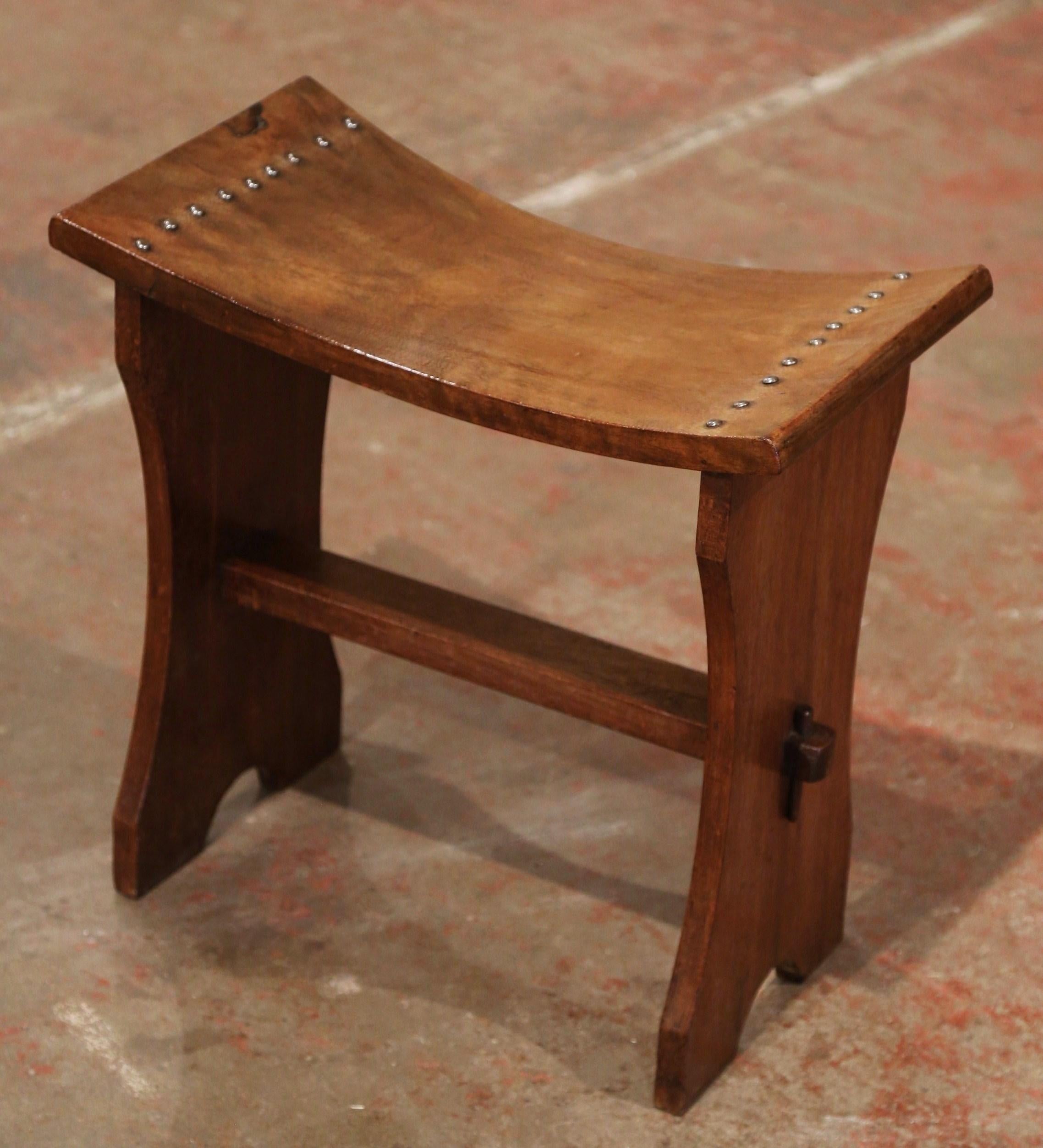 Early 20th Century French Carved Walnut Concave Stool In Excellent Condition In Dallas, TX