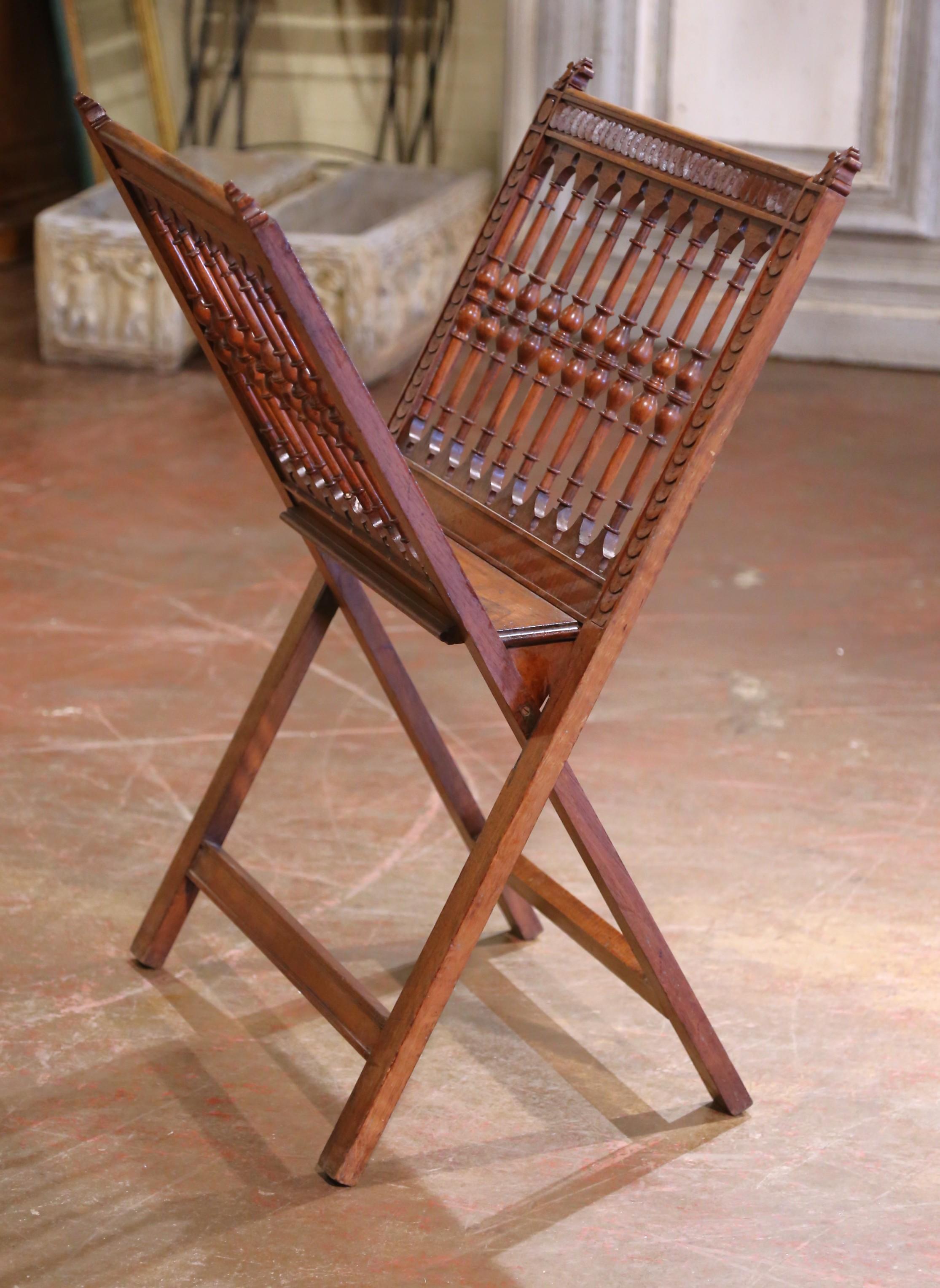 Fabricado en Francia hacia 1920, este elegante expositor plegable refleja el estilo del Renacimiento morisco con sus exóticas líneas arquitectónicas y sus intrincados detalles. Fabricada en nogal macizo, la pieza presenta dos paneles finamente