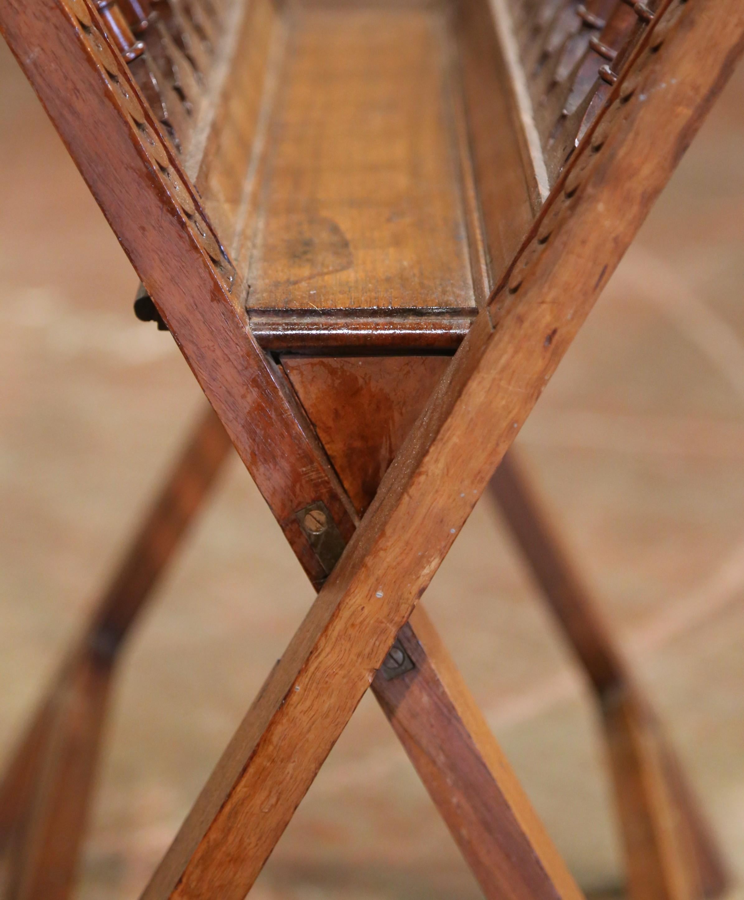 Revistero o Mapero Plegable Francés de Nogal Tallado de Principios del Siglo XX en venta 2
