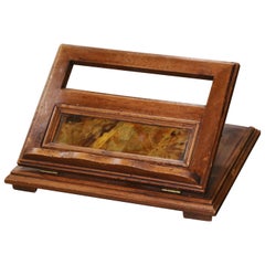 Table pliante en noyer sculpté du début du 20ème siècle - Porte-livres