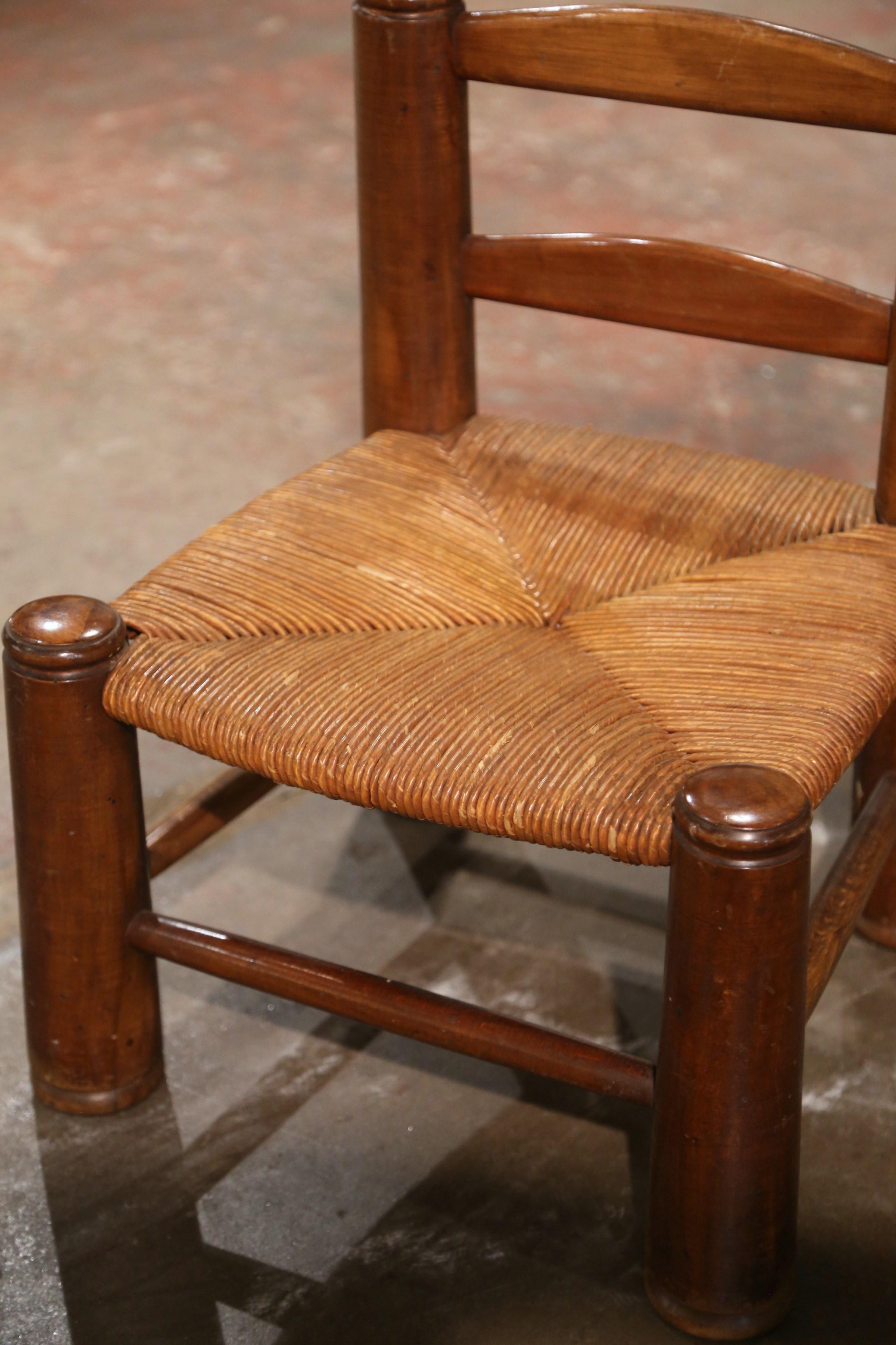 Country Chaise Child Child du début du 20e siècle en noyer sculpté avec assise en jonc