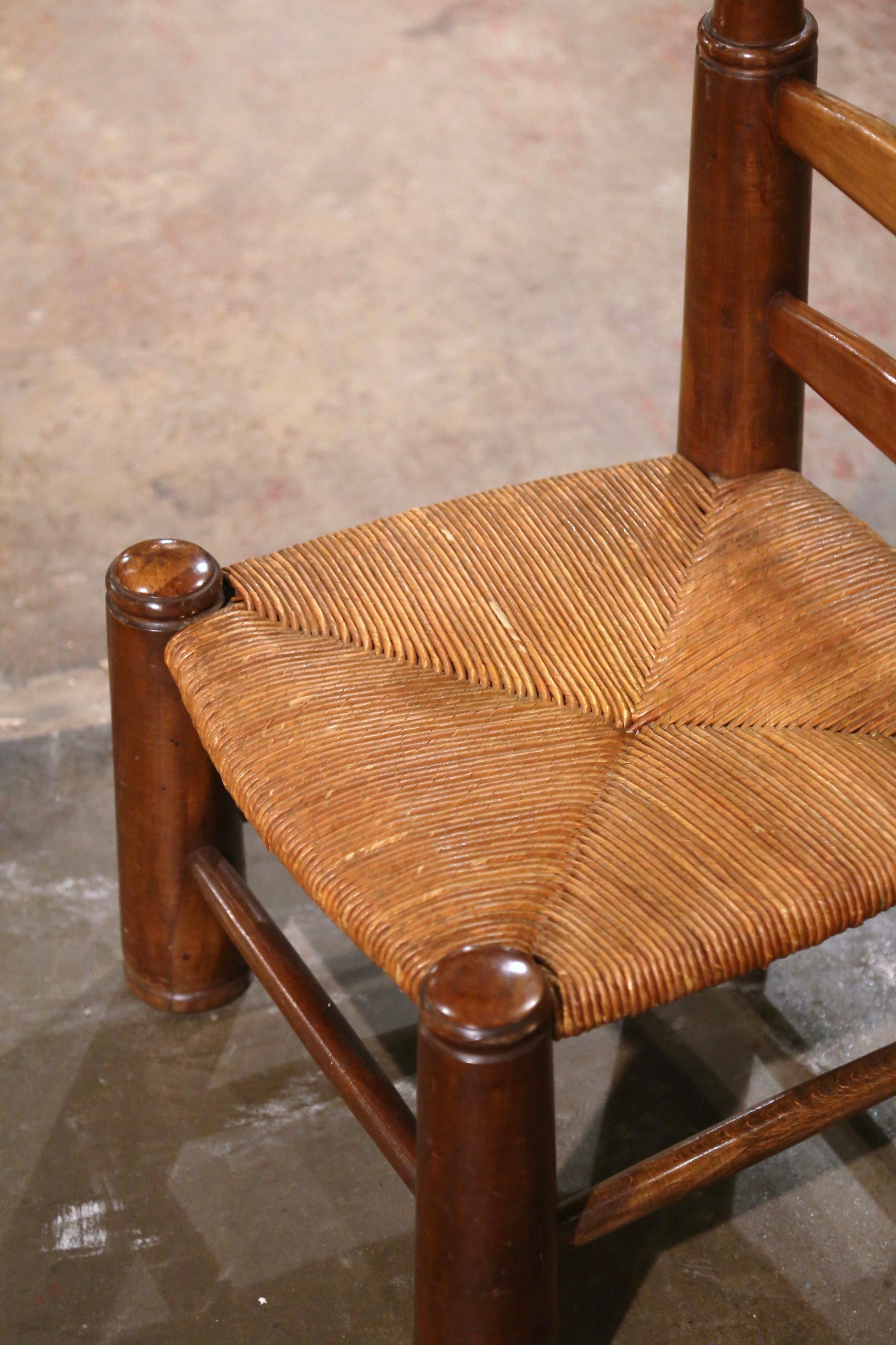 Français Chaise Child Child du début du 20e siècle en noyer sculpté avec assise en jonc