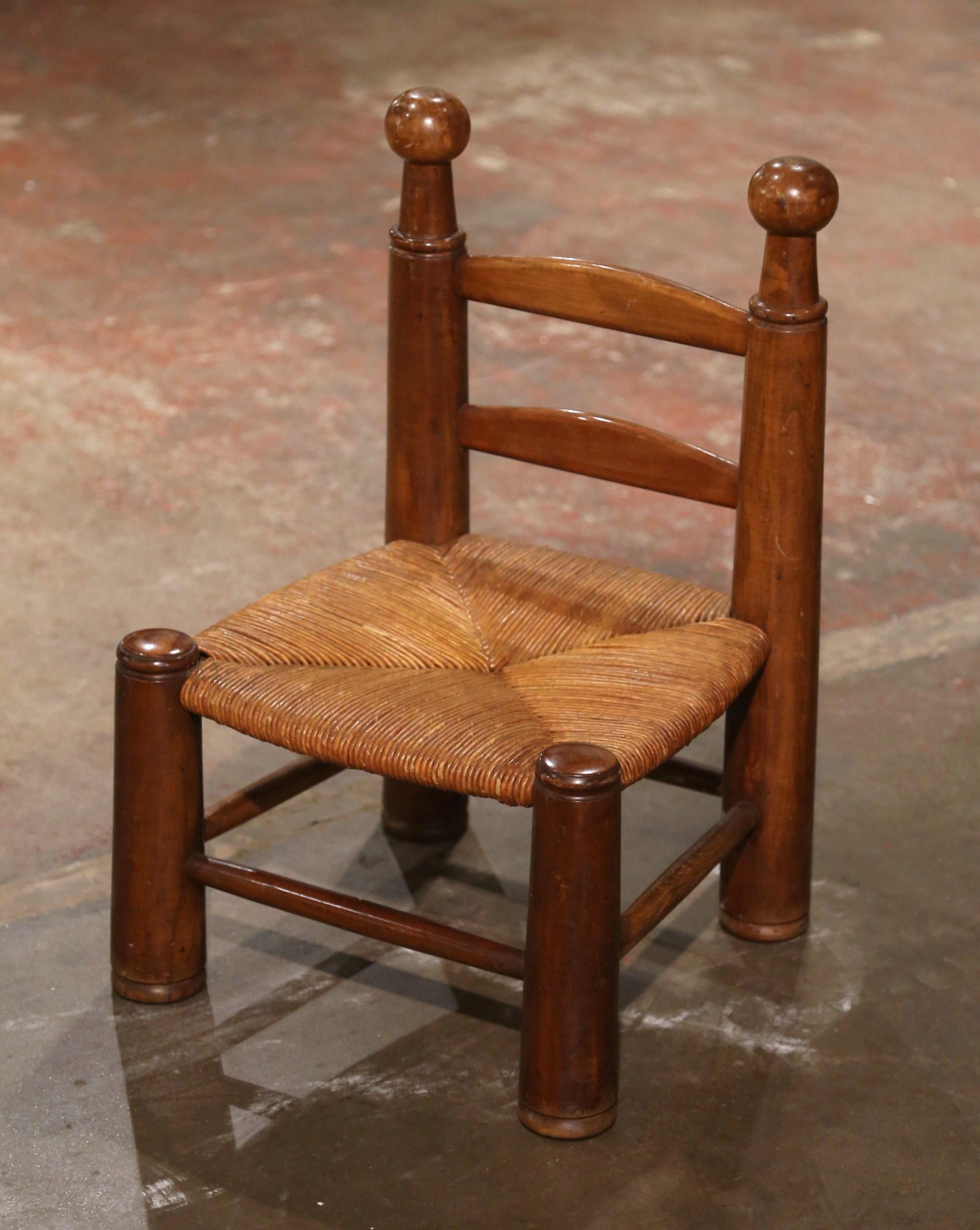 Sculpté à la main Chaise Child Child du début du 20e siècle en noyer sculpté avec assise en jonc