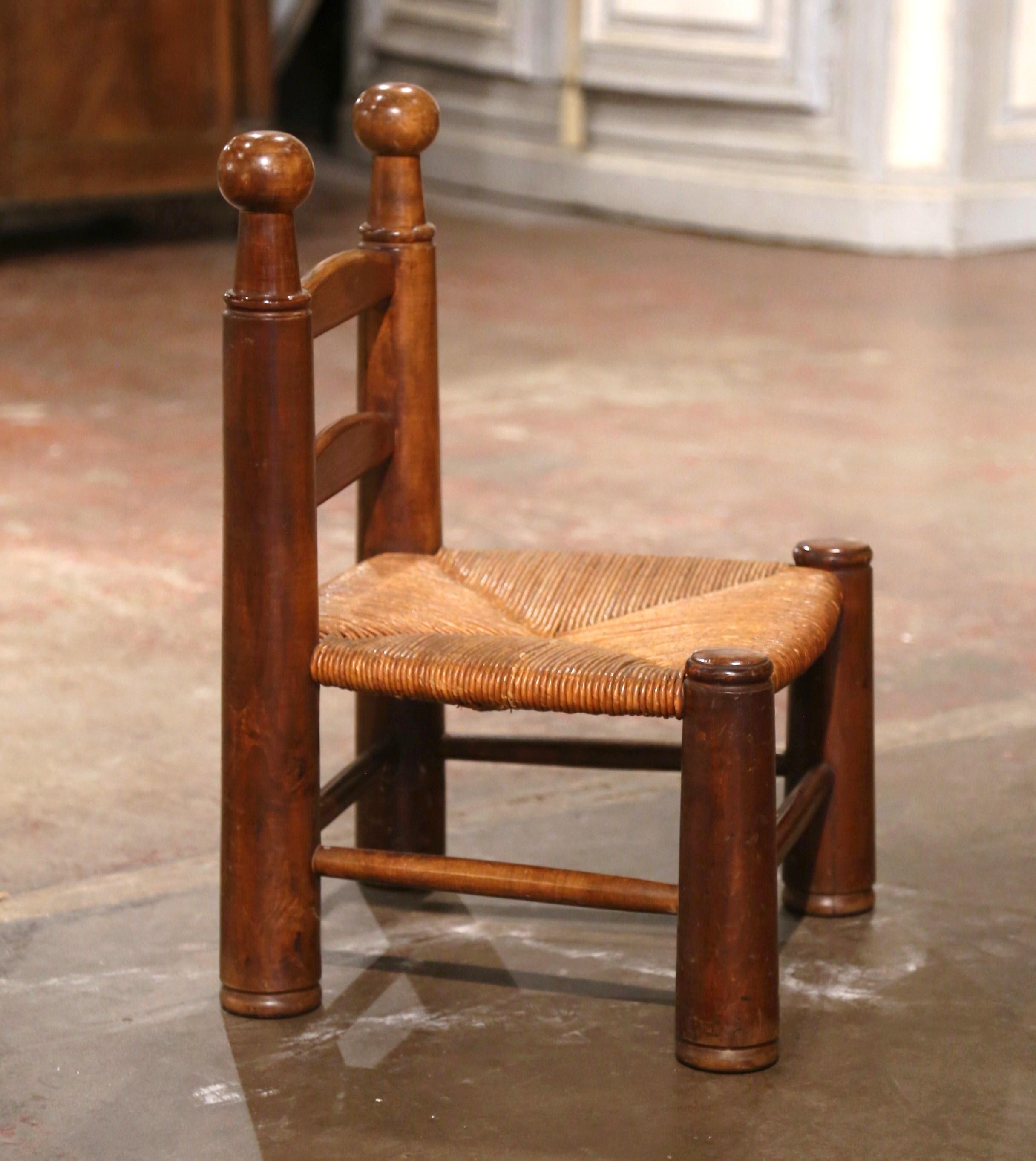 Chaise Child Child du début du 20e siècle en noyer sculpté avec assise en jonc Excellent état à Dallas, TX