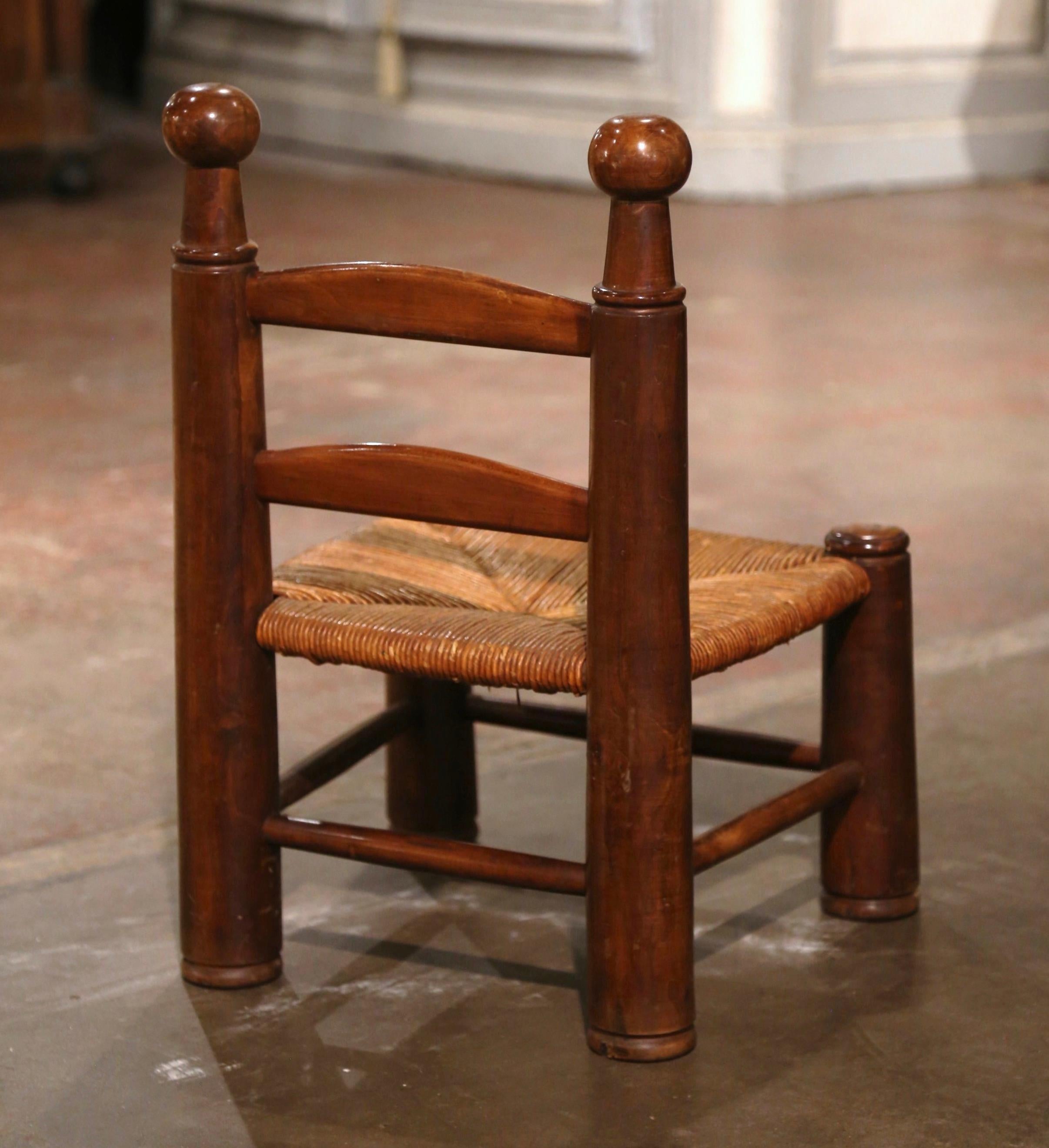 20ième siècle Chaise Child Child du début du 20e siècle en noyer sculpté avec assise en jonc