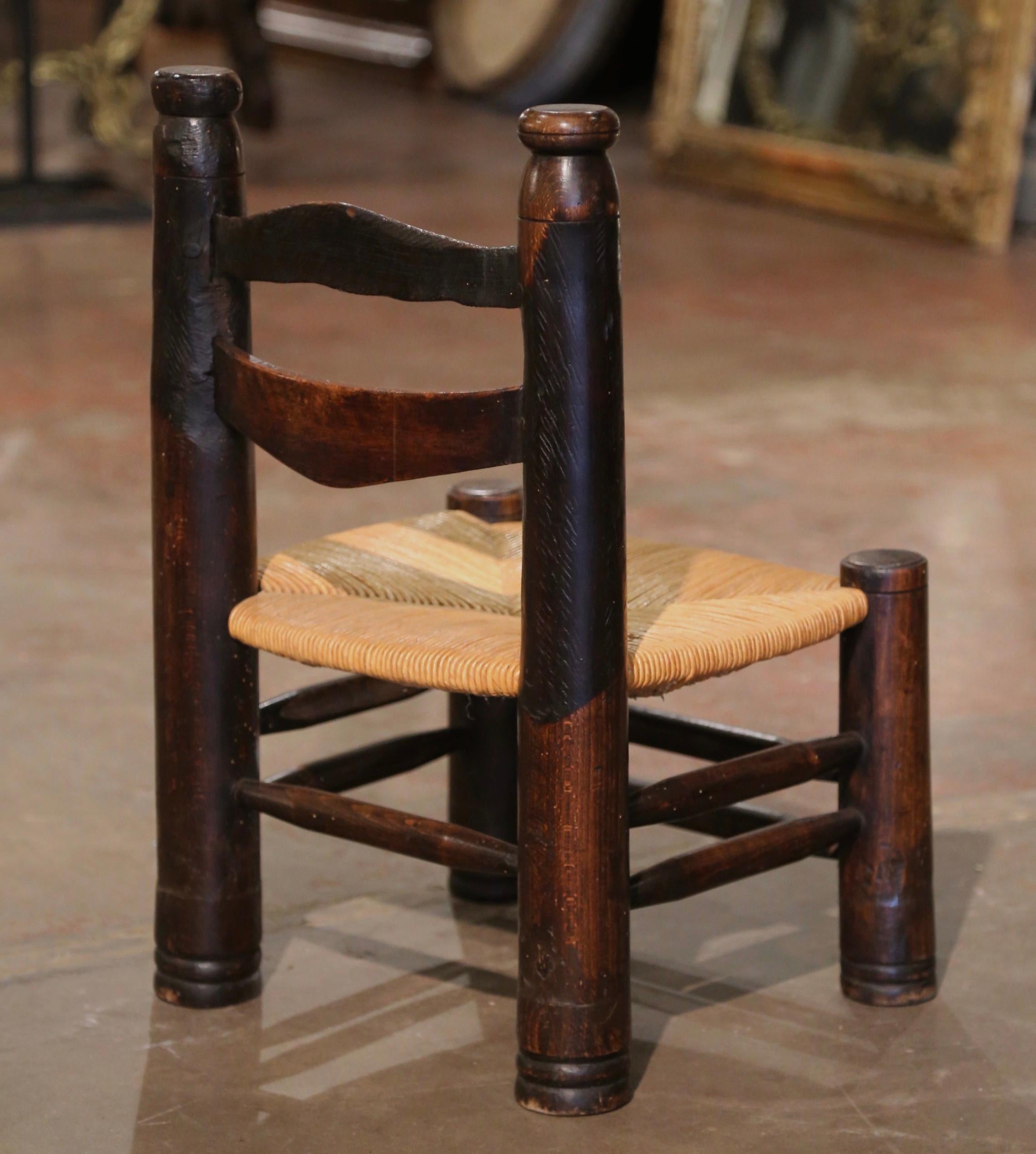 XX secolo Poltroncina francese in noce intagliato dei primi del Novecento con seduta in giunco