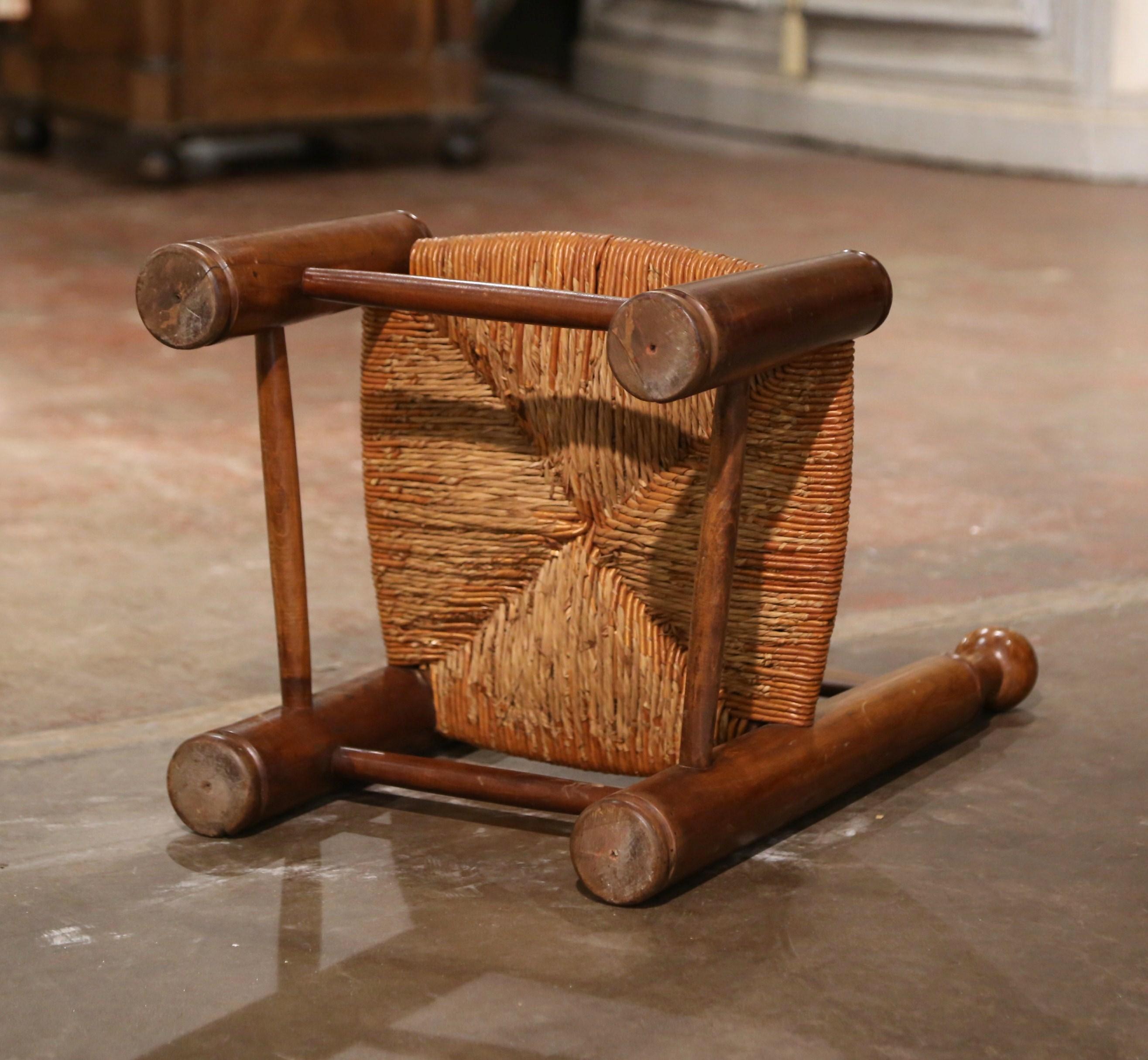 Jonc Chaise Child Child du début du 20e siècle en noyer sculpté avec assise en jonc