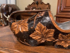 Zoccolo portabottiglie in legno di noce intagliato dei primi del Novecento con decorazioni a vite