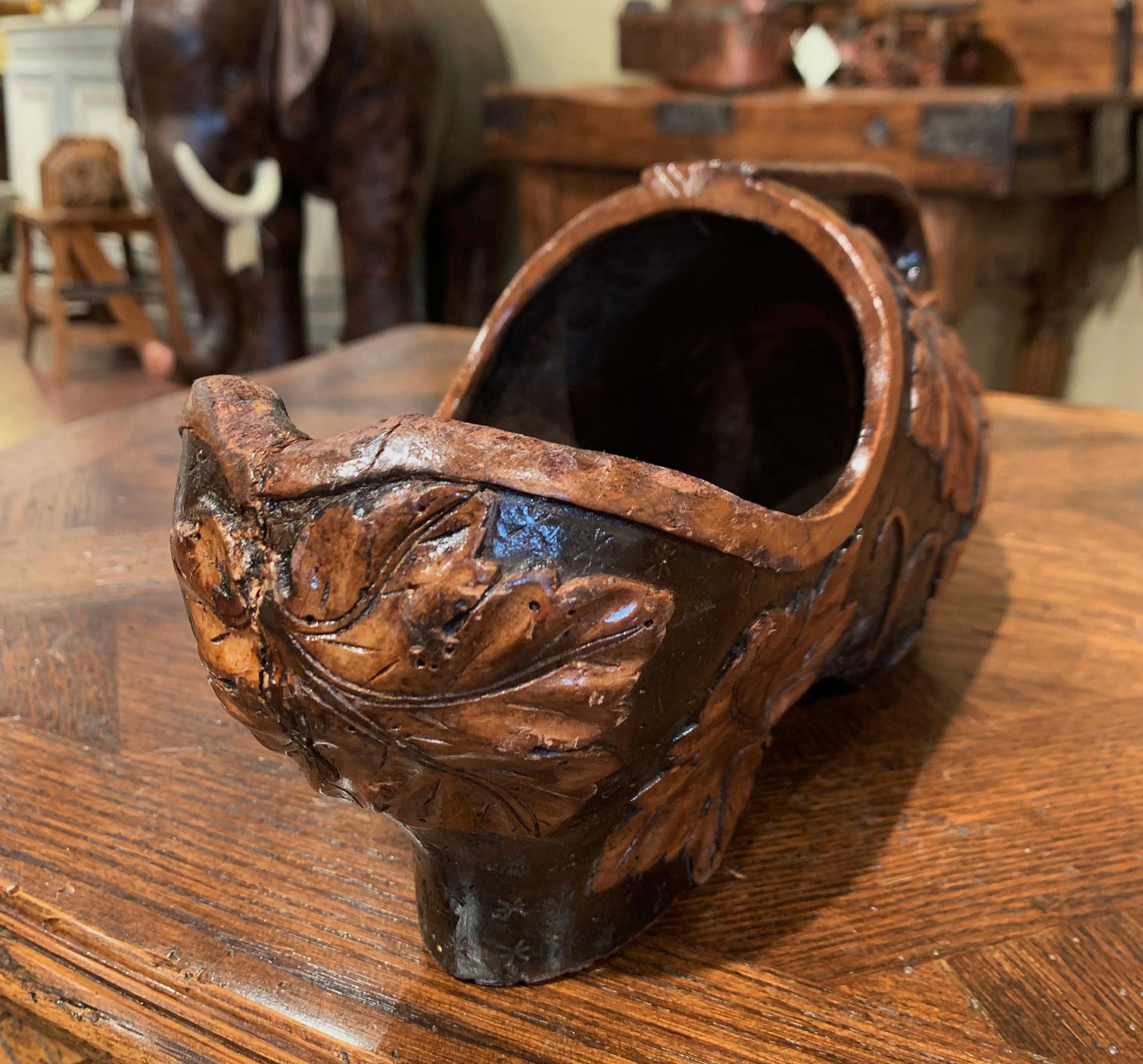Early 20th Century French Carved Walnut Wine Bottle Holder Clog with Vine Decor For Sale 2