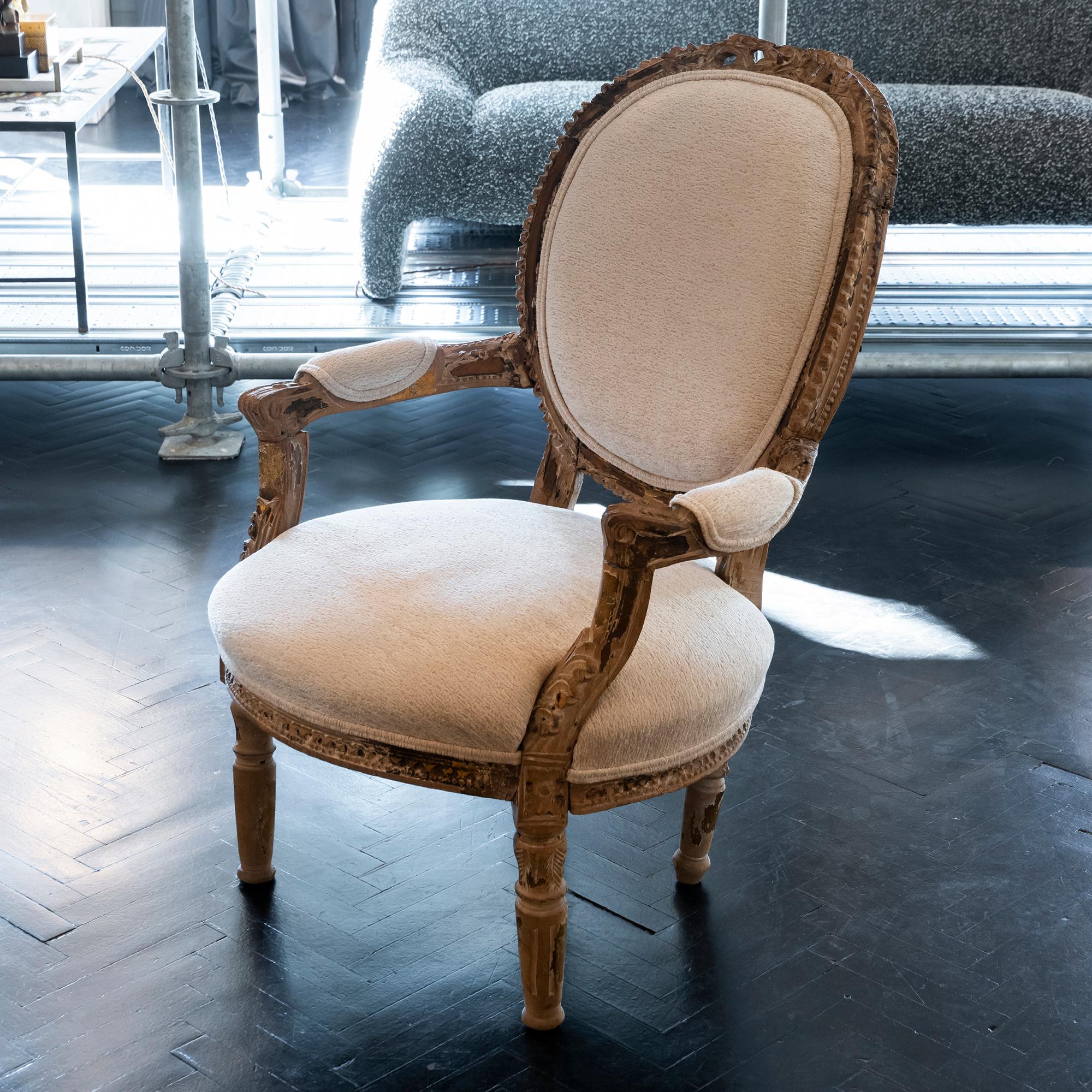 Early 20th Century French Carved Wood Armchair, Reupholstery Ivory Velvet In Good Condition In Firenze, IT