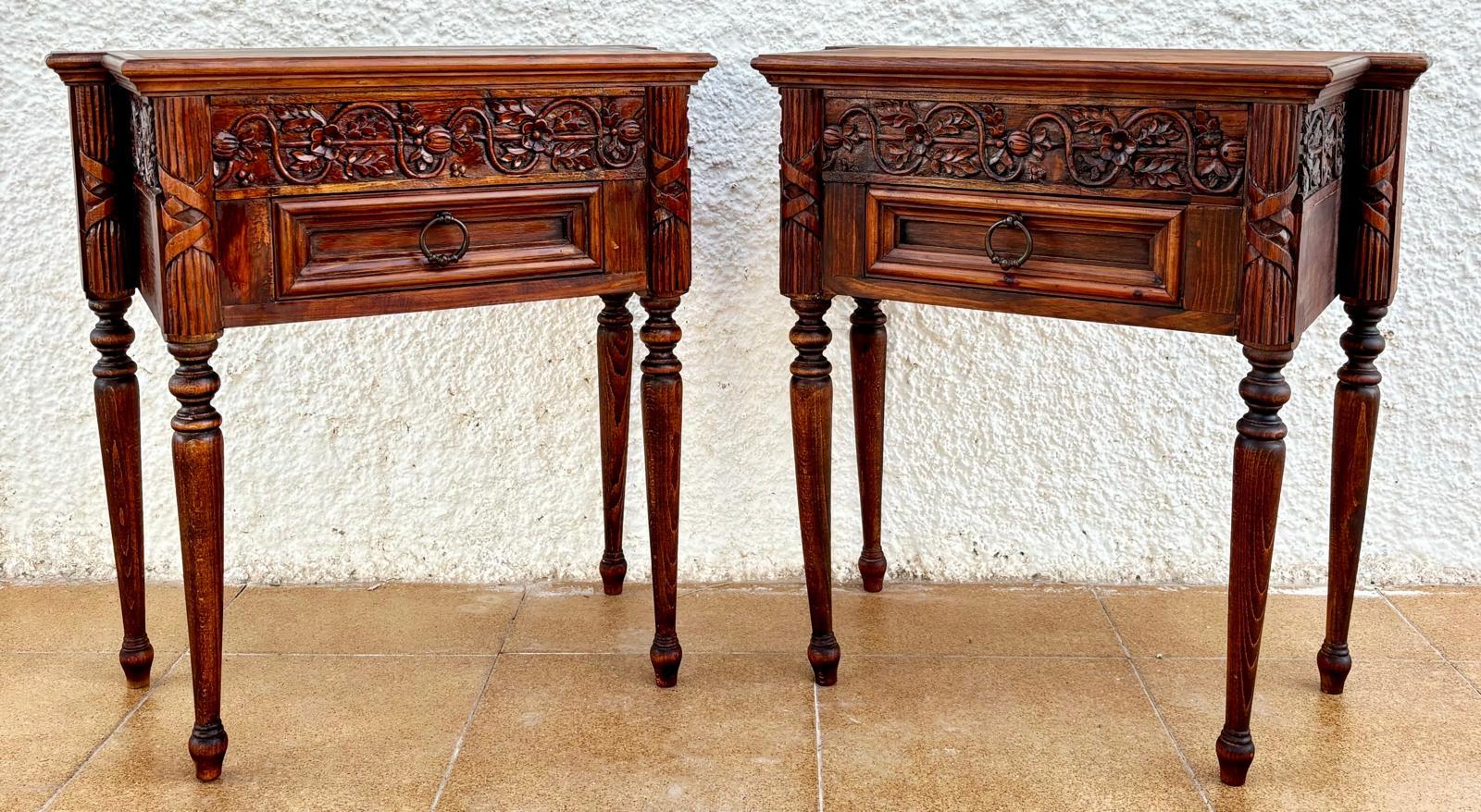 Magnifique paire de tables de nuit françaises des années 40, en bois.
Ils sont dotés d'un petit tiroir délicatement sculpté sur la face avant, avec une poignée en fer.
La base entièrement sculptée est soutenue par quatre colonnes sur des pieds fins