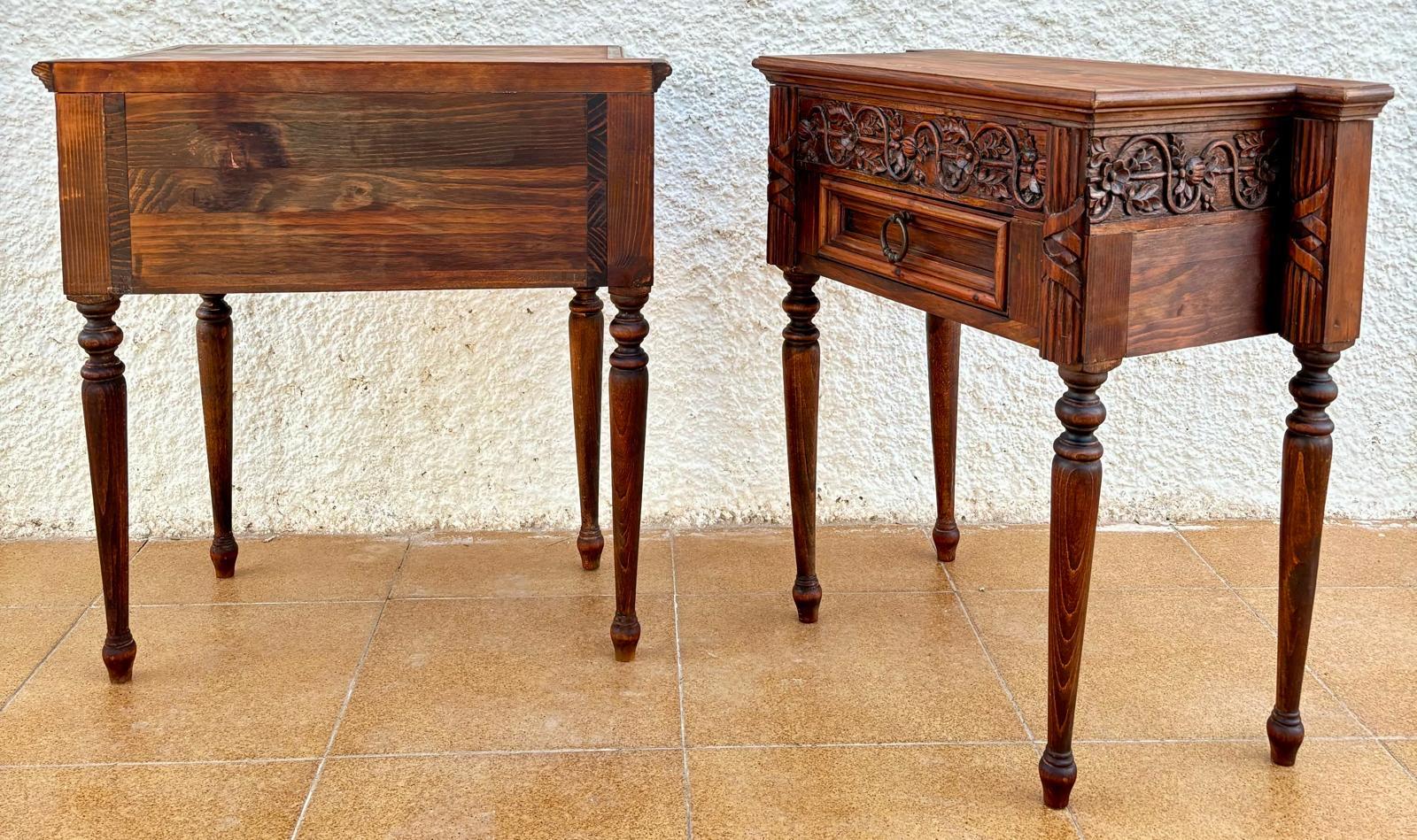Provincial français Tables de nuit en bois sculpté du début du 20e siècle, 1940, ensemble de 2 en vente