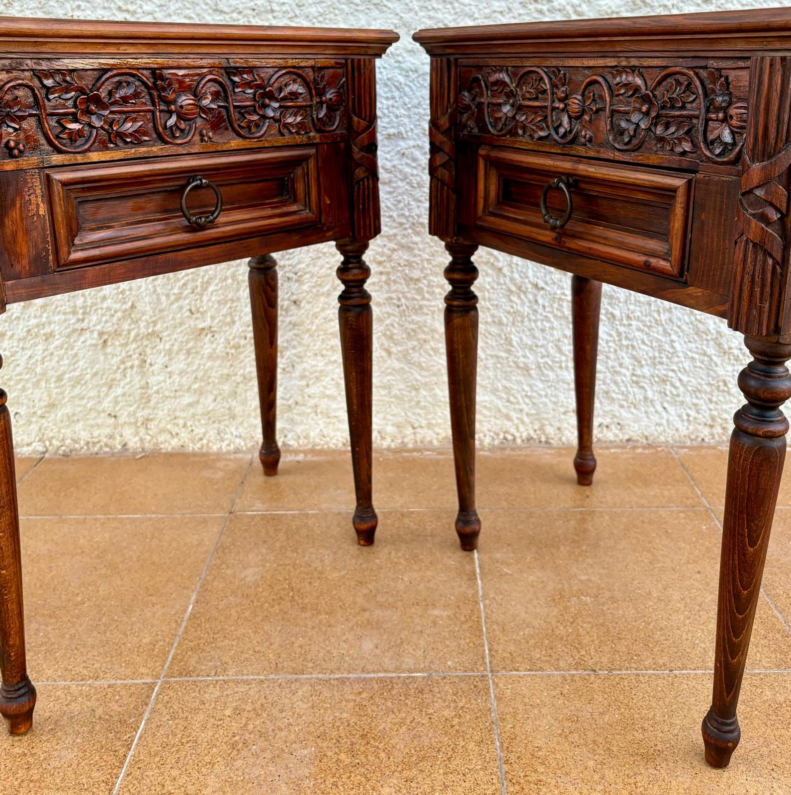 Français Tables de nuit en bois sculpté du début du 20e siècle, 1940, ensemble de 2 en vente