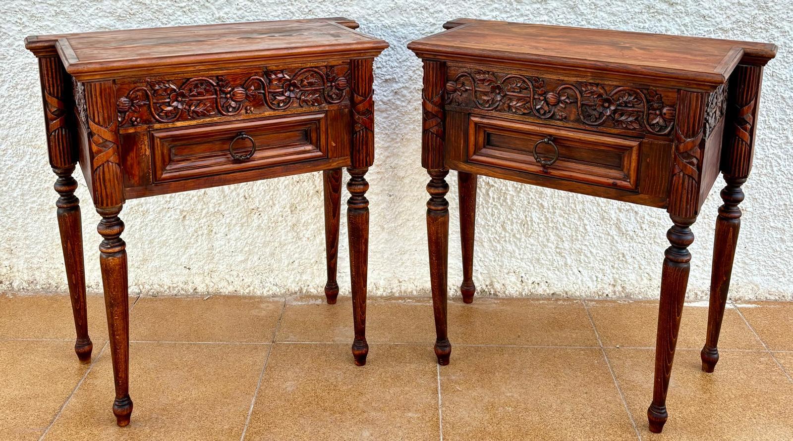 Tables de nuit en bois sculpté du début du 20e siècle, 1940, ensemble de 2 Bon état - En vente à Miami, FL