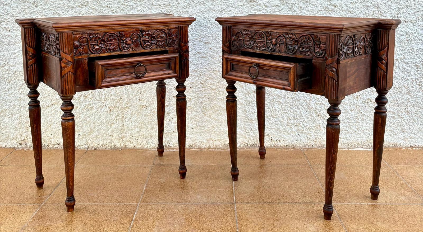20ième siècle Tables de nuit en bois sculpté du début du 20e siècle, 1940, ensemble de 2 en vente