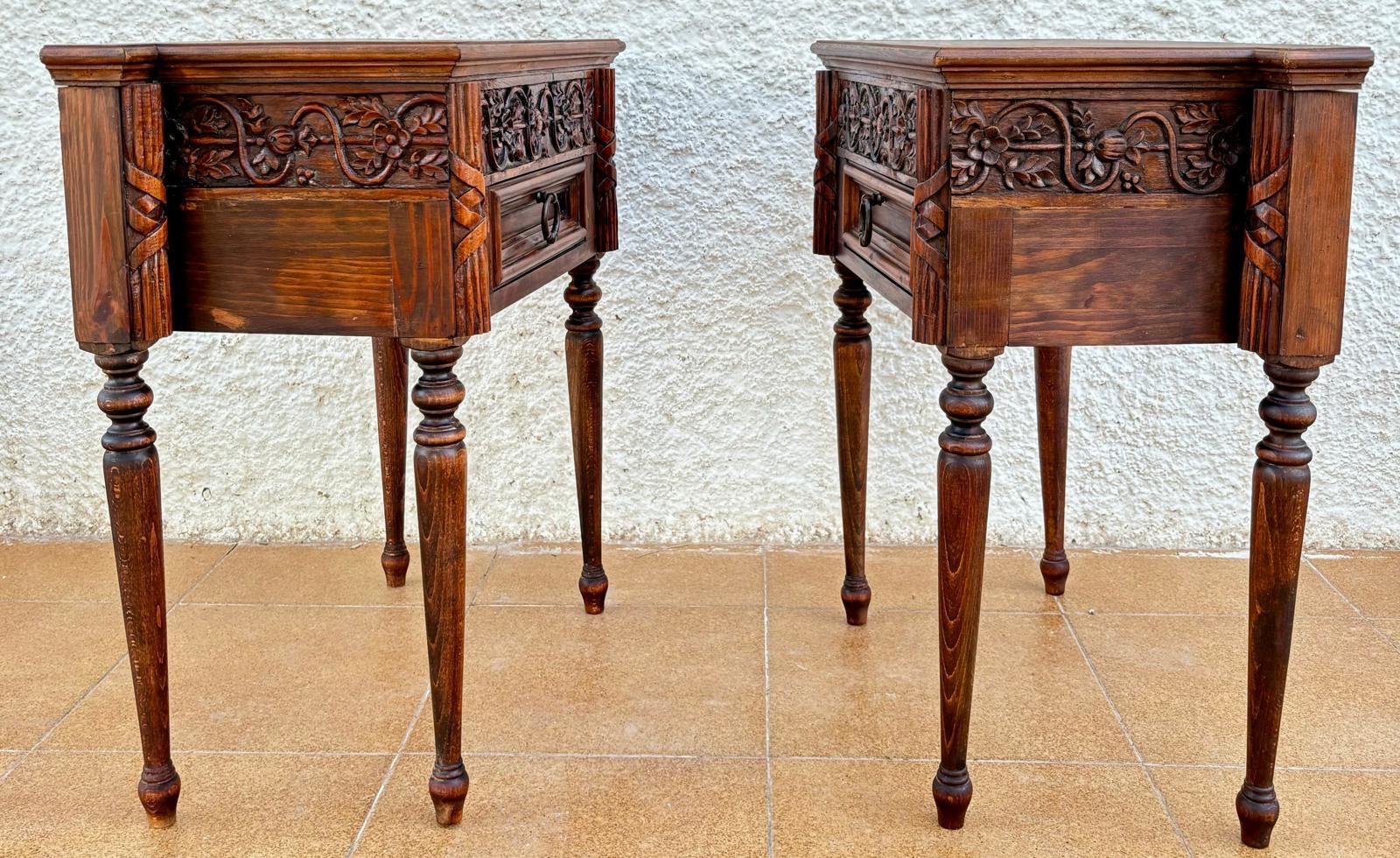 Bois Tables de nuit en bois sculpté du début du 20e siècle, 1940, ensemble de 2 en vente