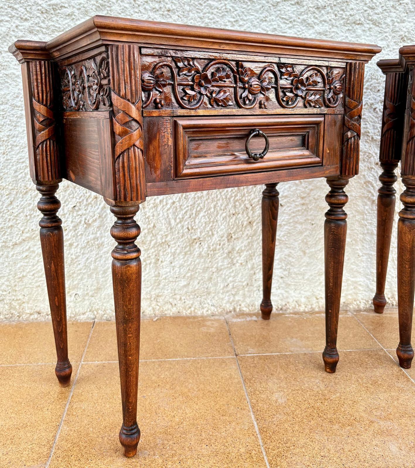 Tables de nuit en bois sculpté du début du 20e siècle, 1940, ensemble de 2 en vente 1