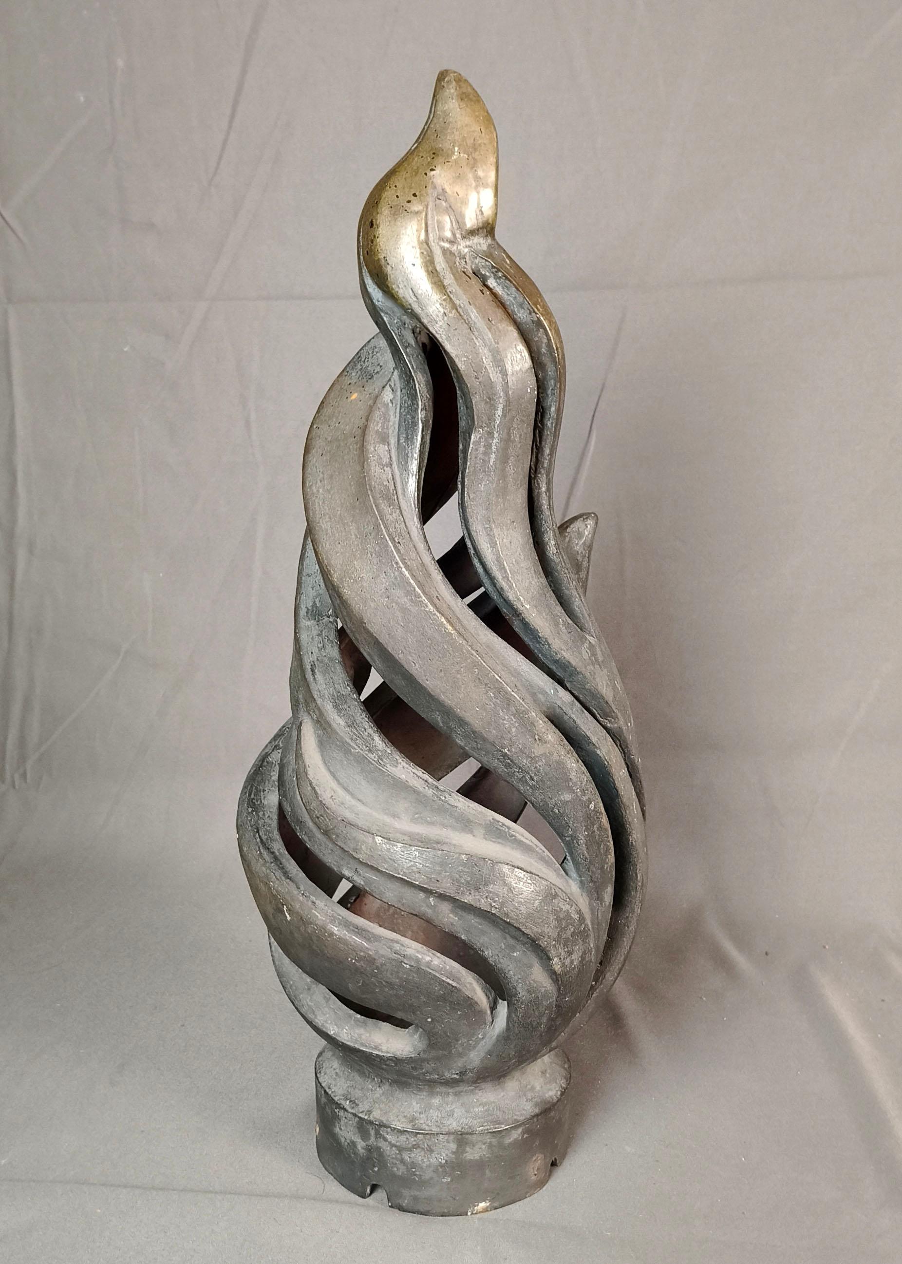 Schermo per lampada in bronzo fuso dell'inizio del XX secolo a forma di fiamma. I 10,7 cm. L'attacco a baionetta O può essere fissato in un'ampia gamma di lampade. La lampada non presenta alcun segno di fonderia o di fabbricazione sul corpo.