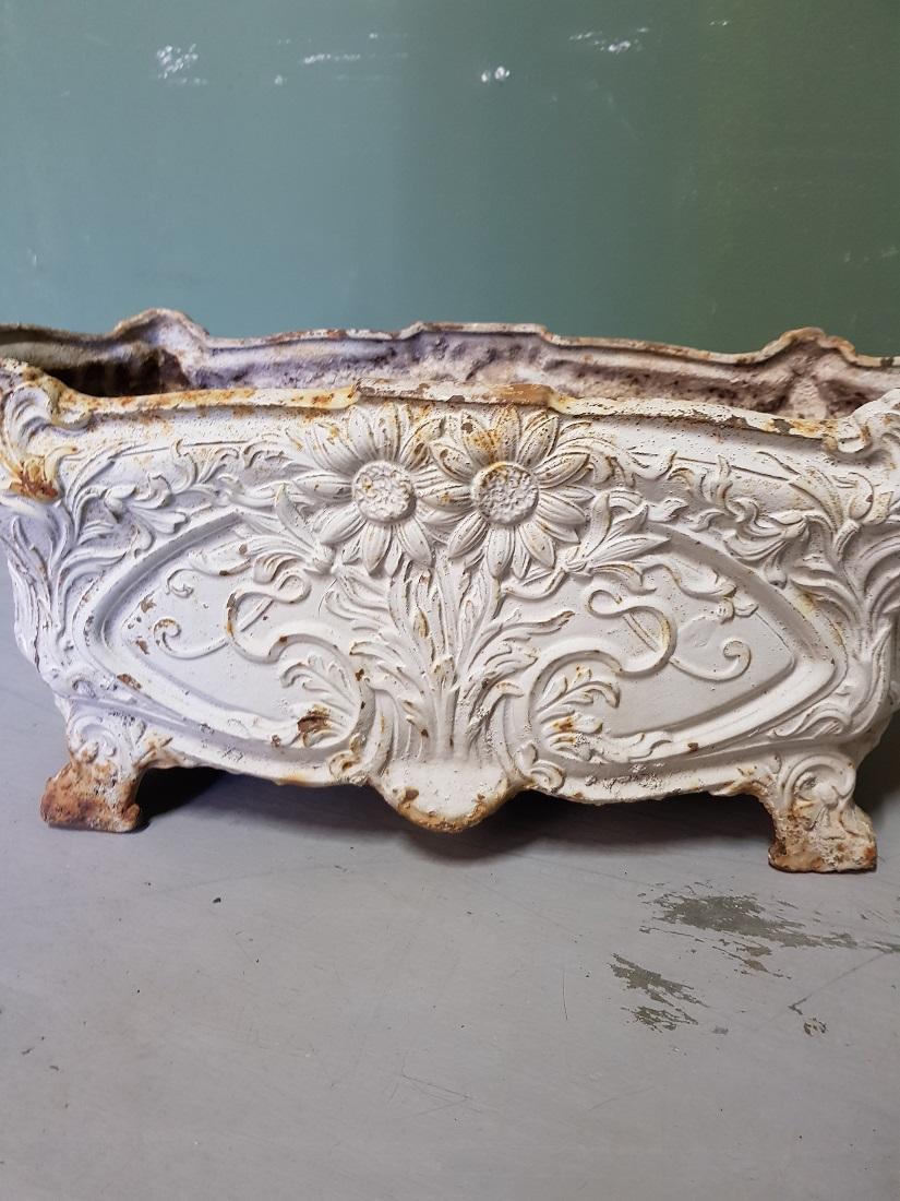 Original cast iron French Art Nouveau planter decorated with a floral decor of flowers and curls, marked at the bottom with a crown and below it FP & F which stands for Faure Pere & Fils, made between 1905 and 1923. 

The measurements are:
Depth