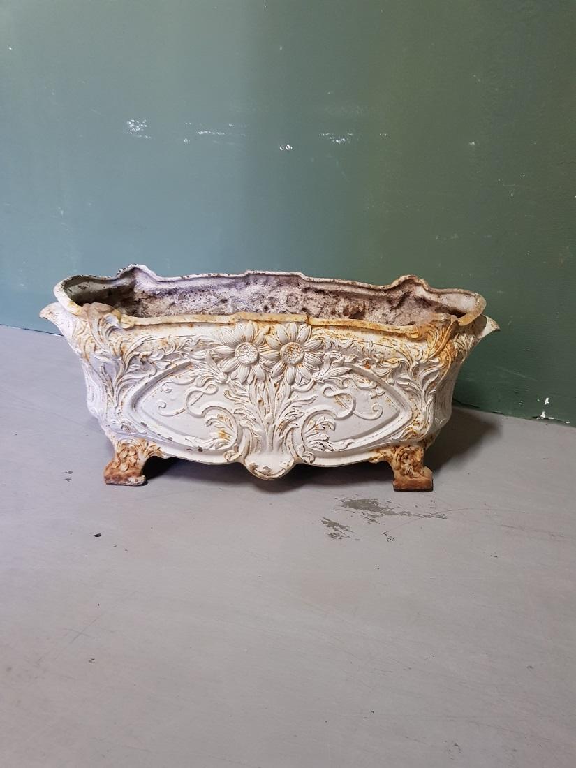 Early 20th Century French Cast Iron Art Nouveau Planter In Good Condition In Raalte, NL