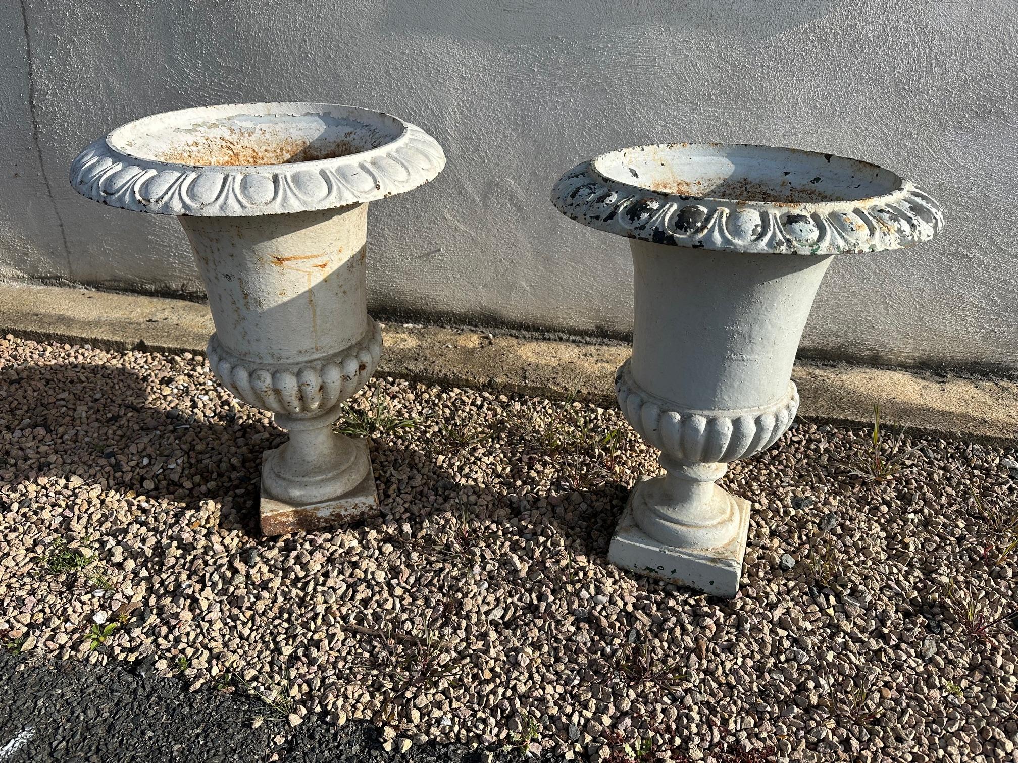 Beautiful pair of white cast iron Medicis vases dating from the beginning of the 20th century, 1900s.
Good condition. Ideal for decorating a porch or a terrace.