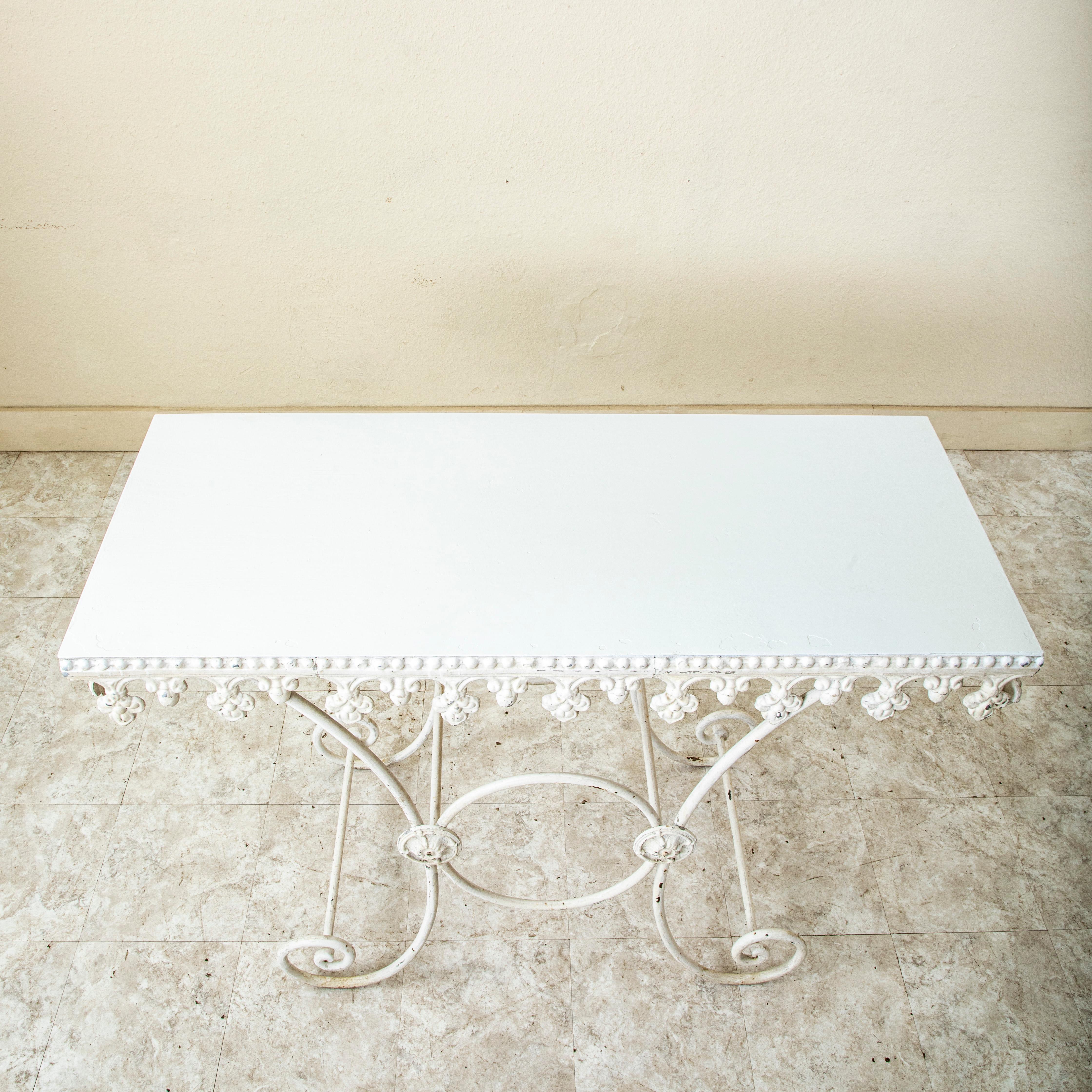 Mesa pastelera francesa de hierro fundido de principios del siglo XX, isla de cocina con tablero de metal en venta 9