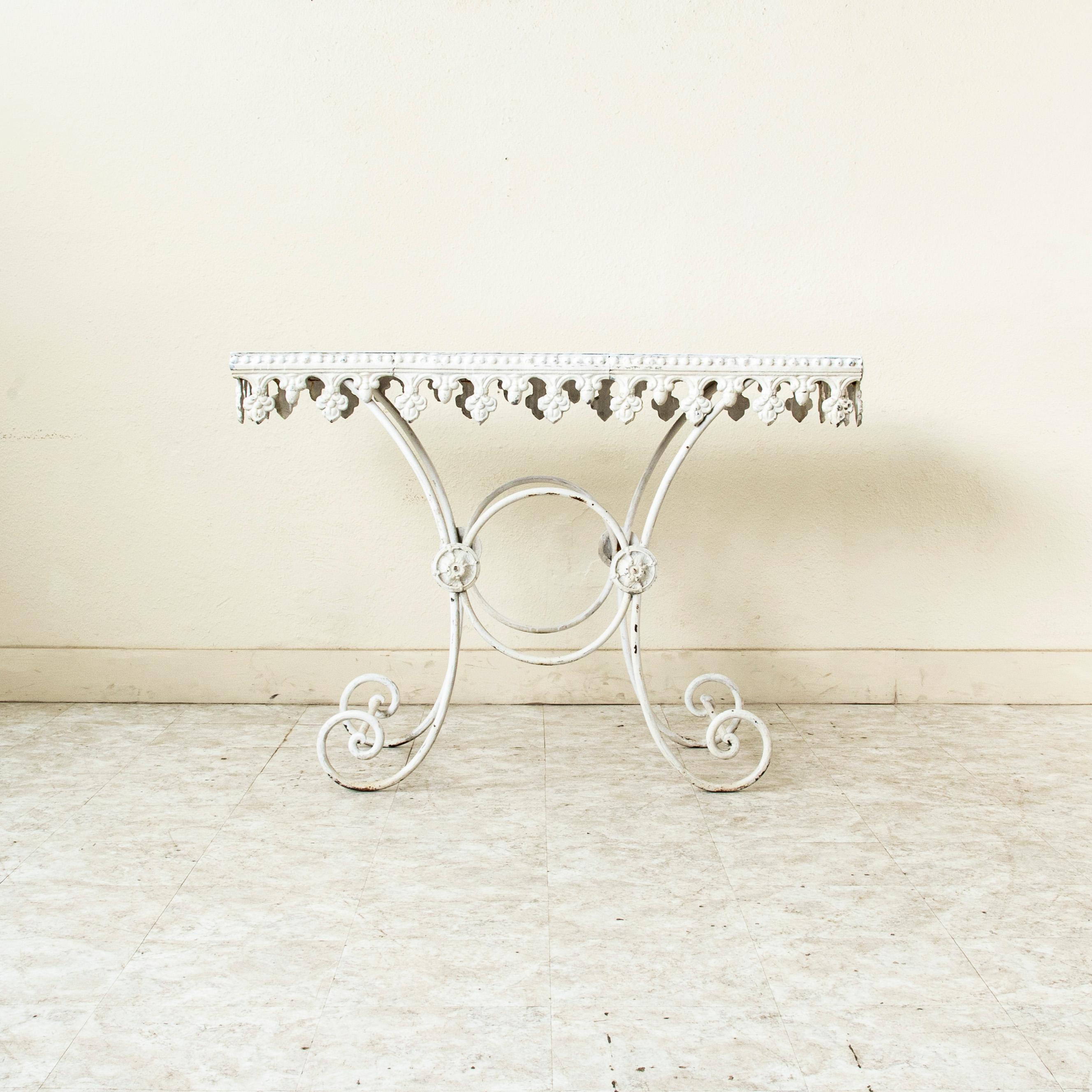 Mesa pastelera francesa de hierro fundido de principios del siglo XX, isla de cocina con tablero de metal Francés en venta