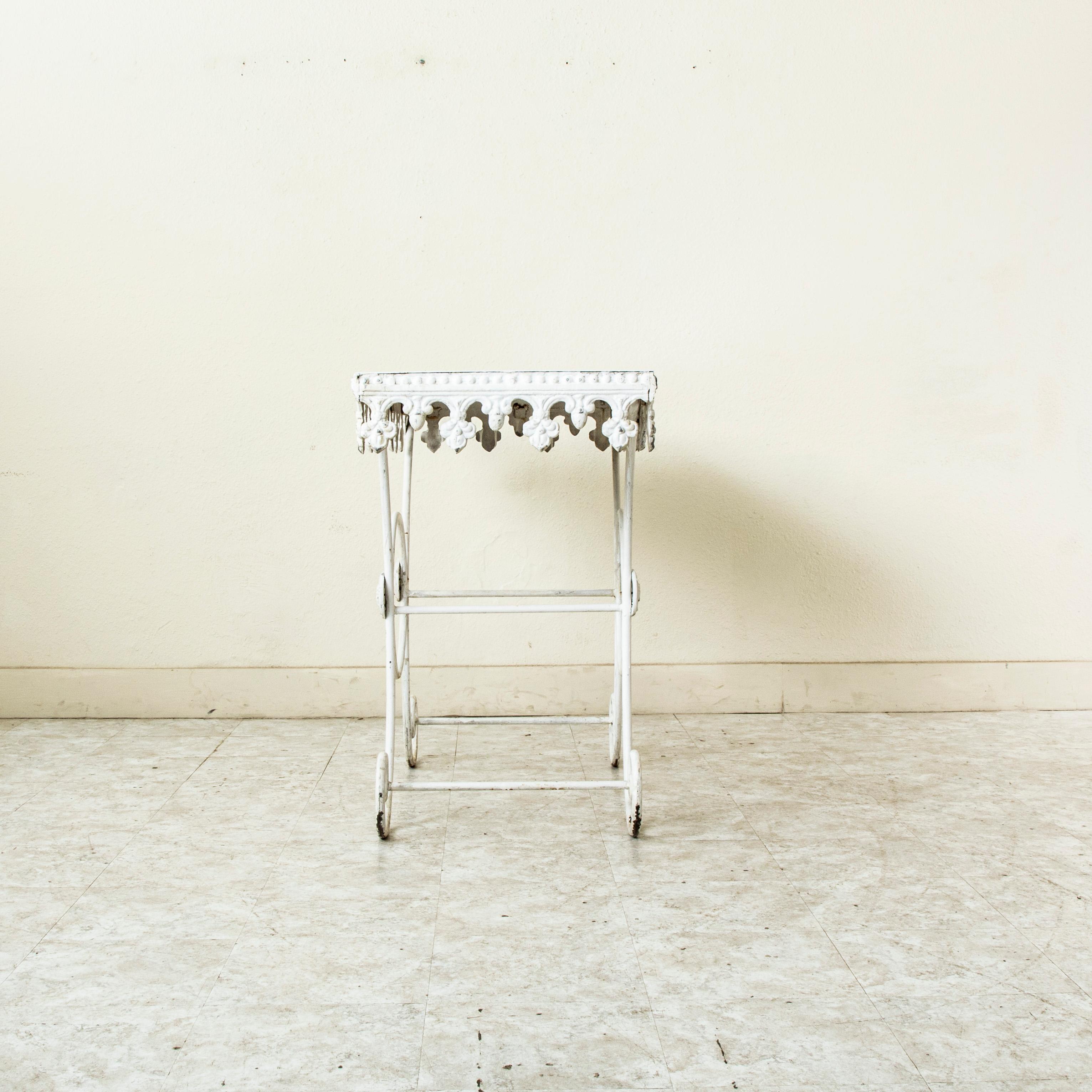 Mesa pastelera francesa de hierro fundido de principios del siglo XX, isla de cocina con tablero de metal Vaciado en venta