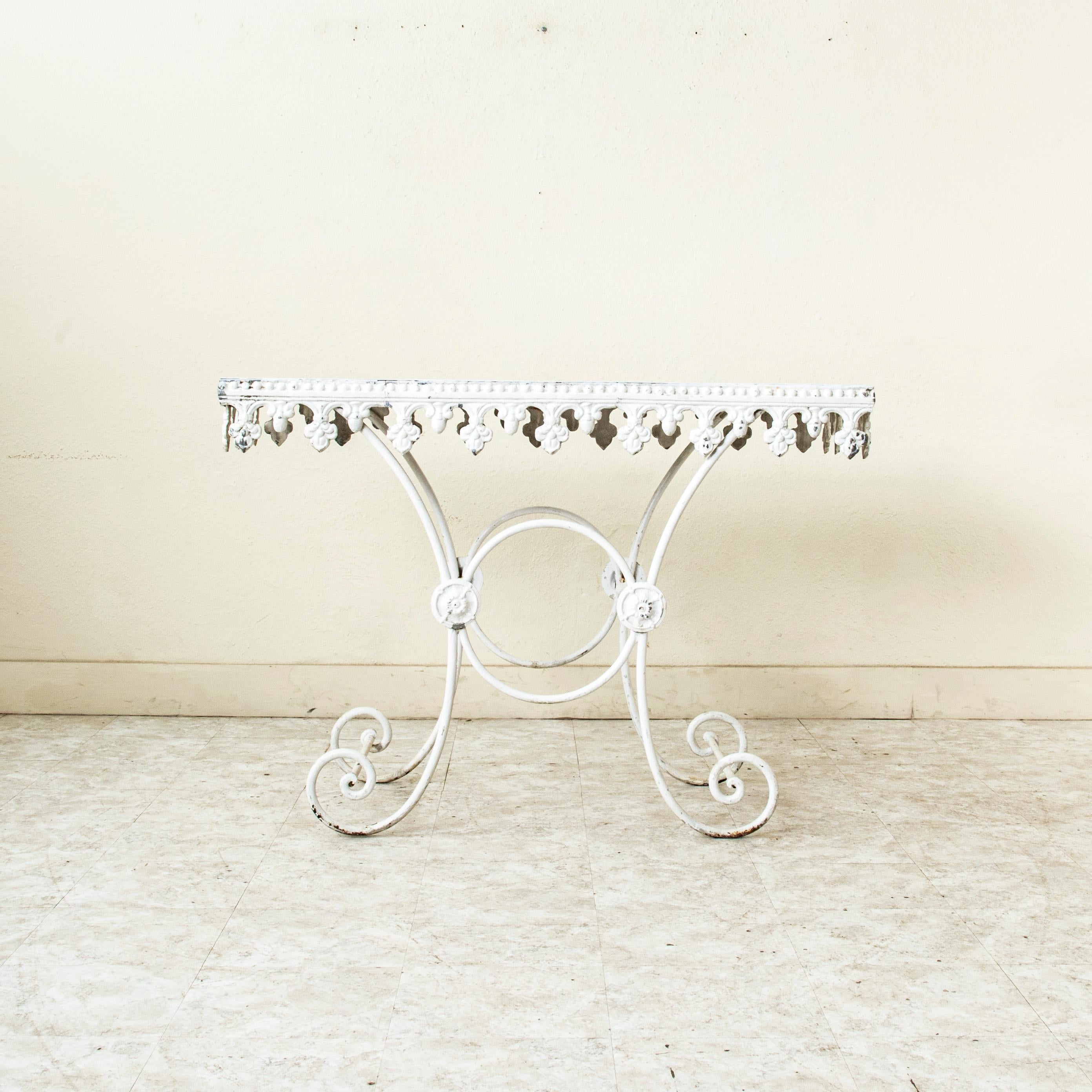 Mesa pastelera francesa de hierro fundido de principios del siglo XX, isla de cocina con tablero de metal en Bueno estado para la venta en Fayetteville, AR