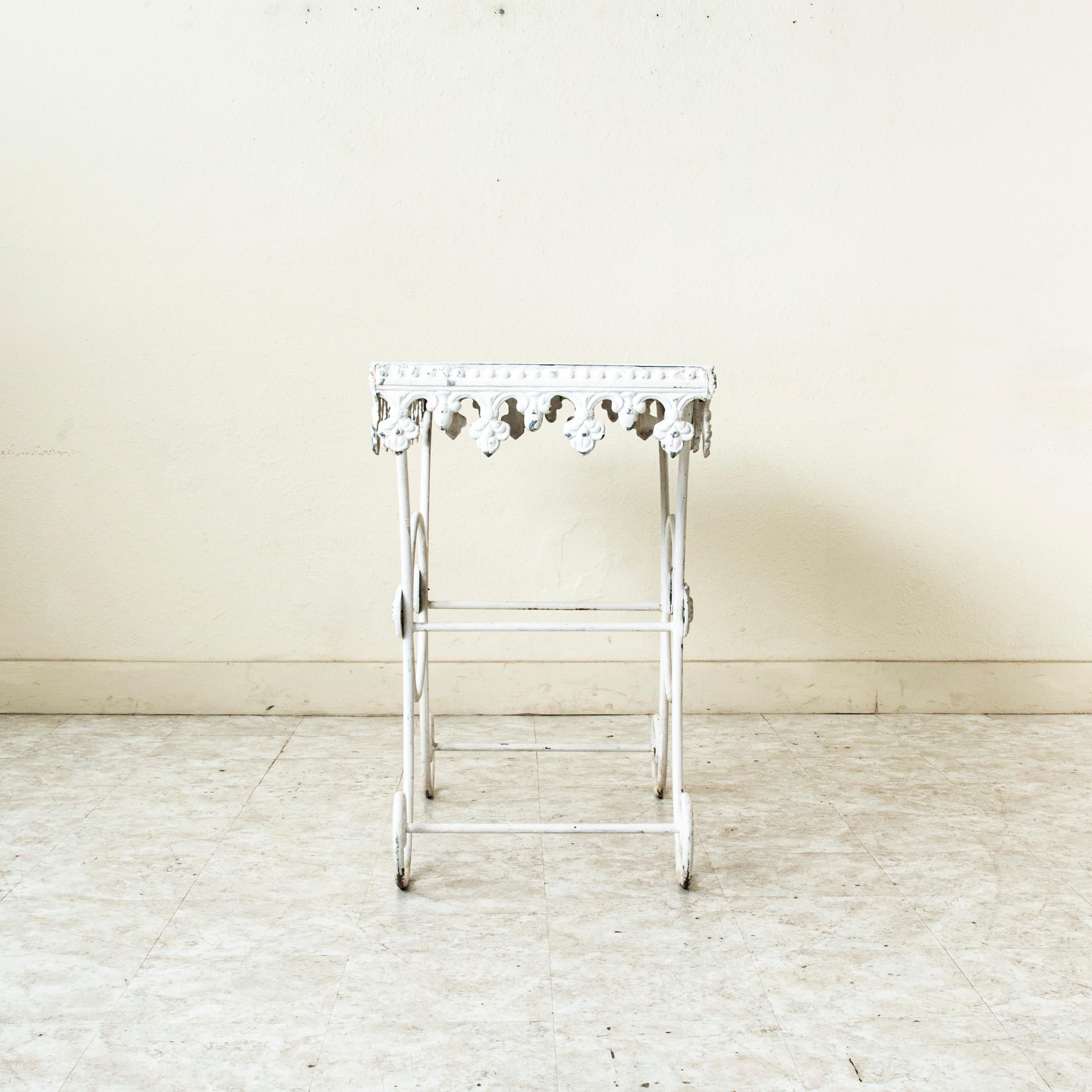 Mesa pastelera francesa de hierro fundido de principios del siglo XX, isla de cocina con tablero de metal Hierro en venta