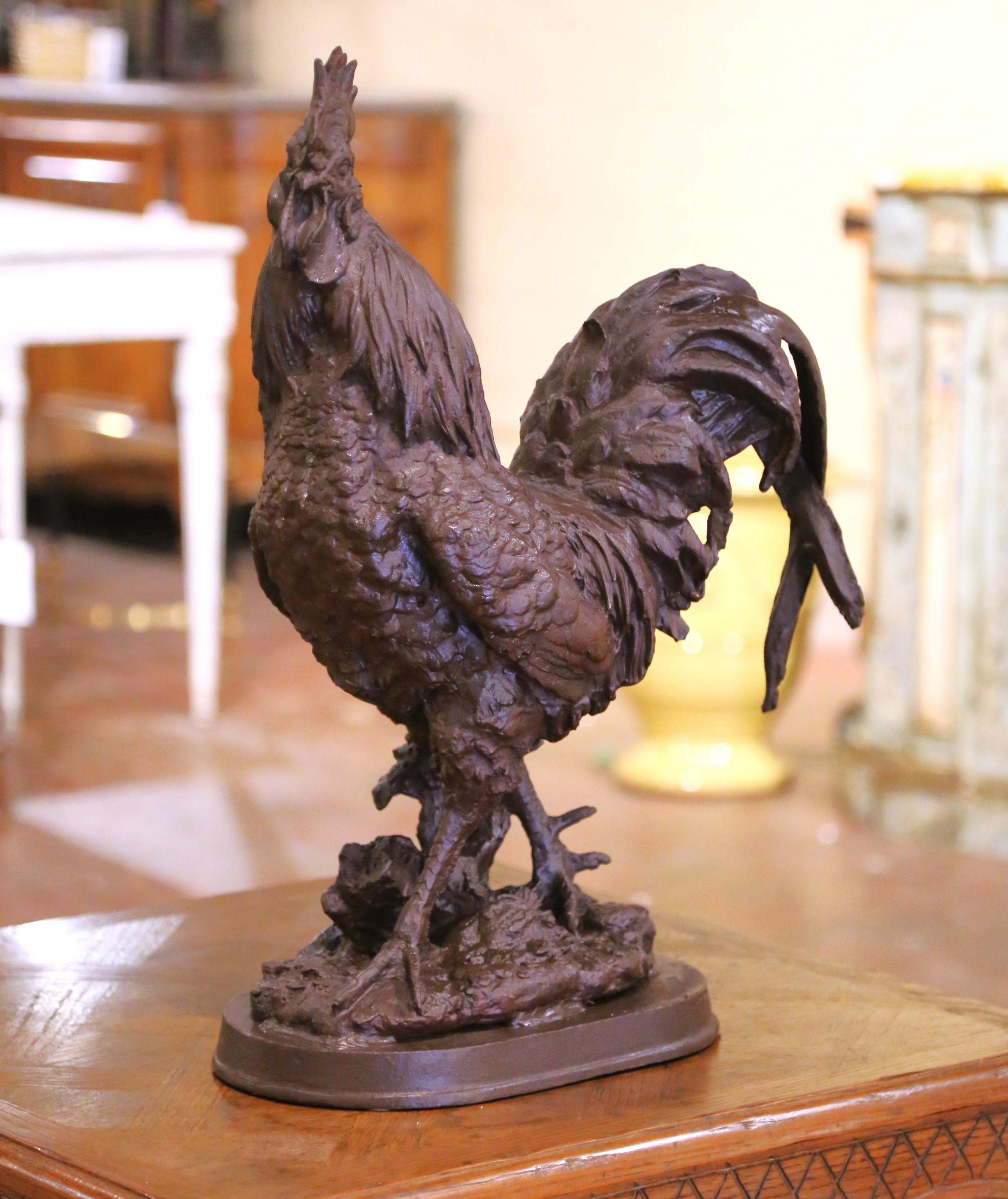Celebra l'orgoglioso emblema della Francia con questa impressionante scultura di gallo in ghisa dell'inizio del XX secolo, realizzata in Francia intorno al 1920. Questa figura antica è realizzata in uno stile di modellazione audace e fortemente