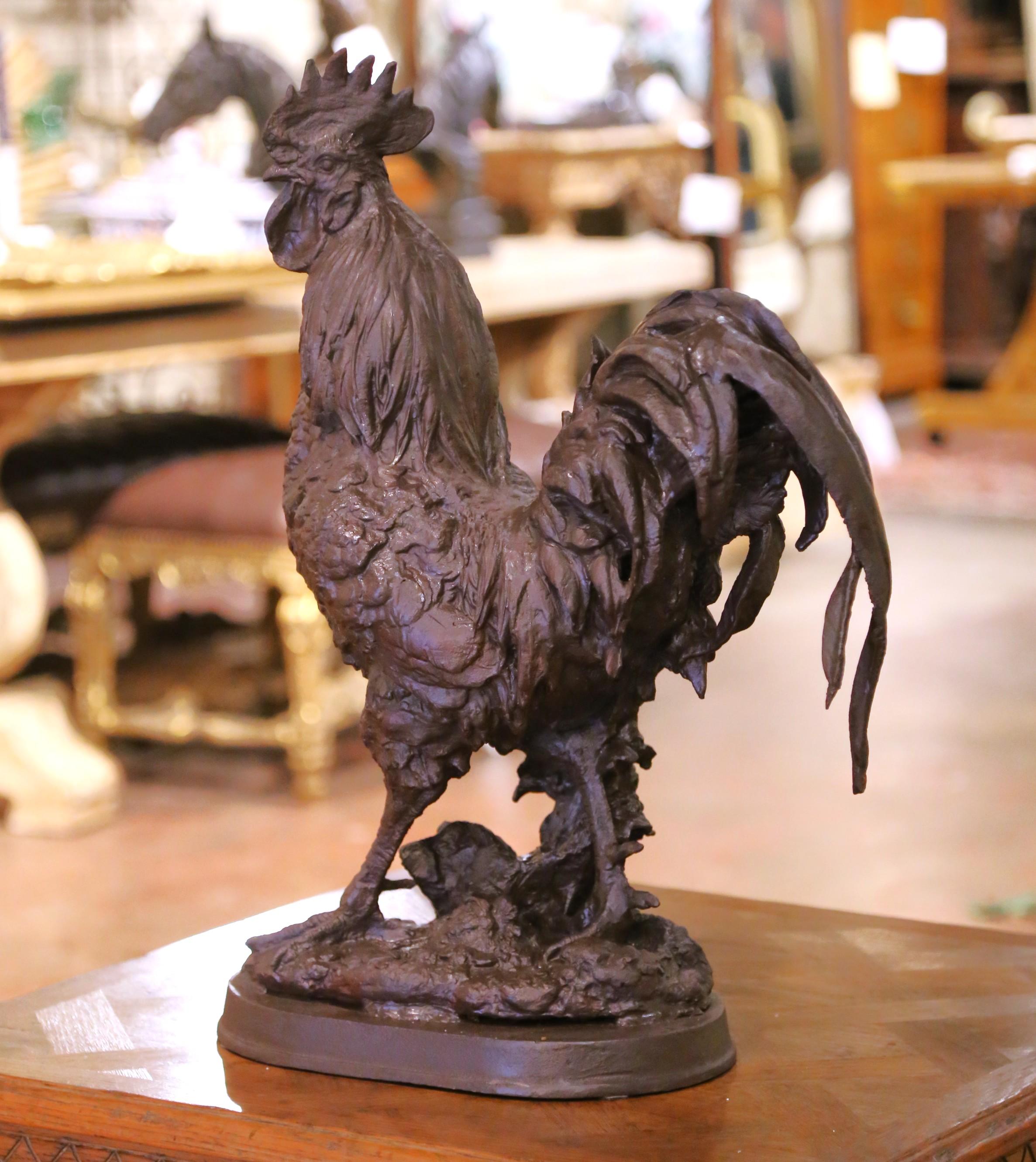 Intagliato a mano Scultura di gallo francese in ferro fuso dei primi del Novecento su base ovale in vendita