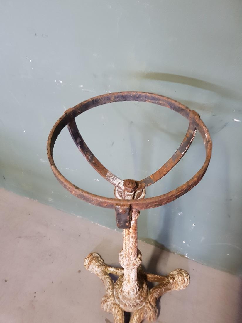 Antique French white colored cast iron stand with half spherical holder, here used to be a tin ashtray holder and stood on the terrace, furthermore in good condition but weathered. Originating from circa 1900.

The measurements are,
Depth 43 cm/